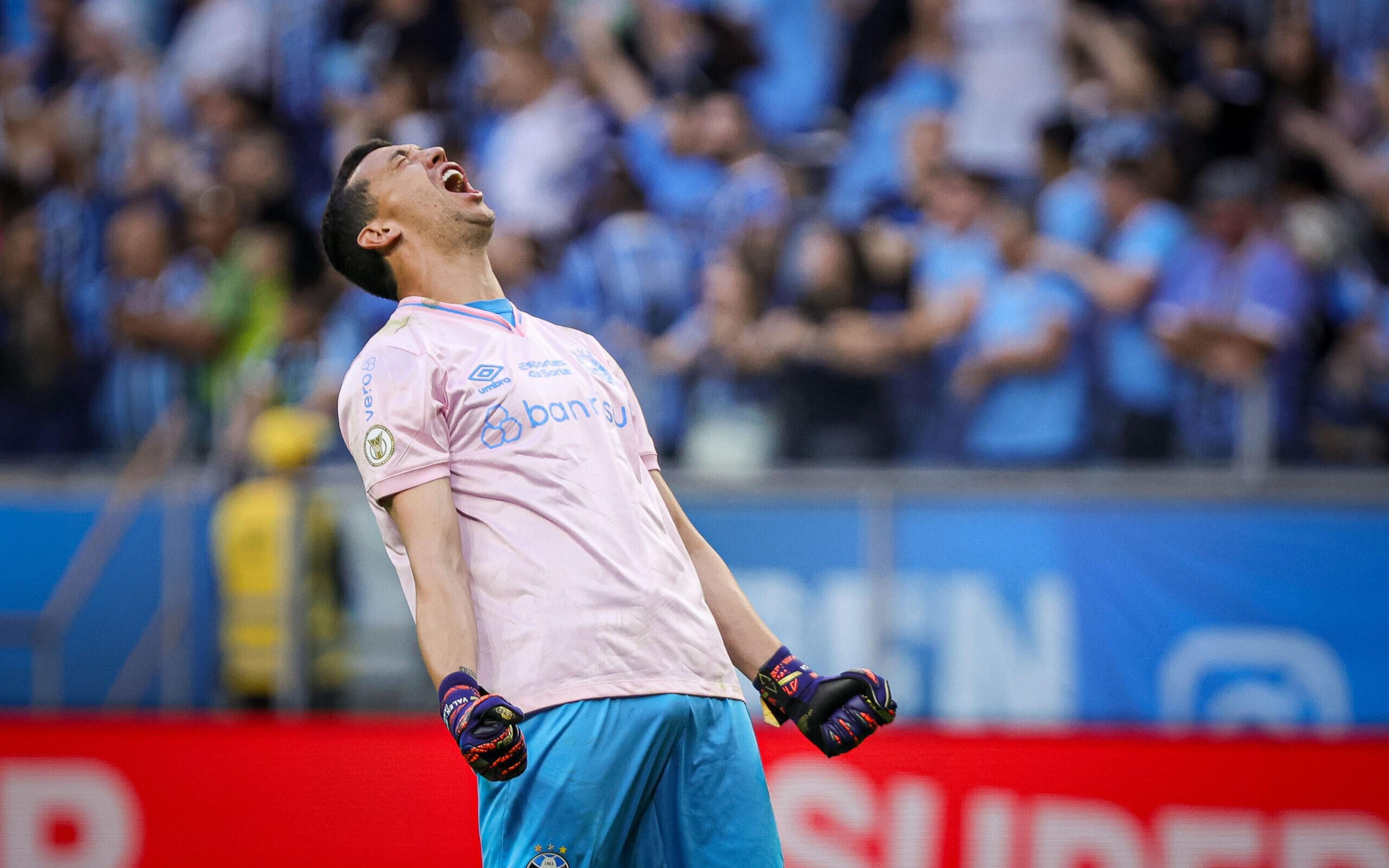 Marchesín defende pênalti e torcedores do Grêmio vão à loucura: ‘Gigante’