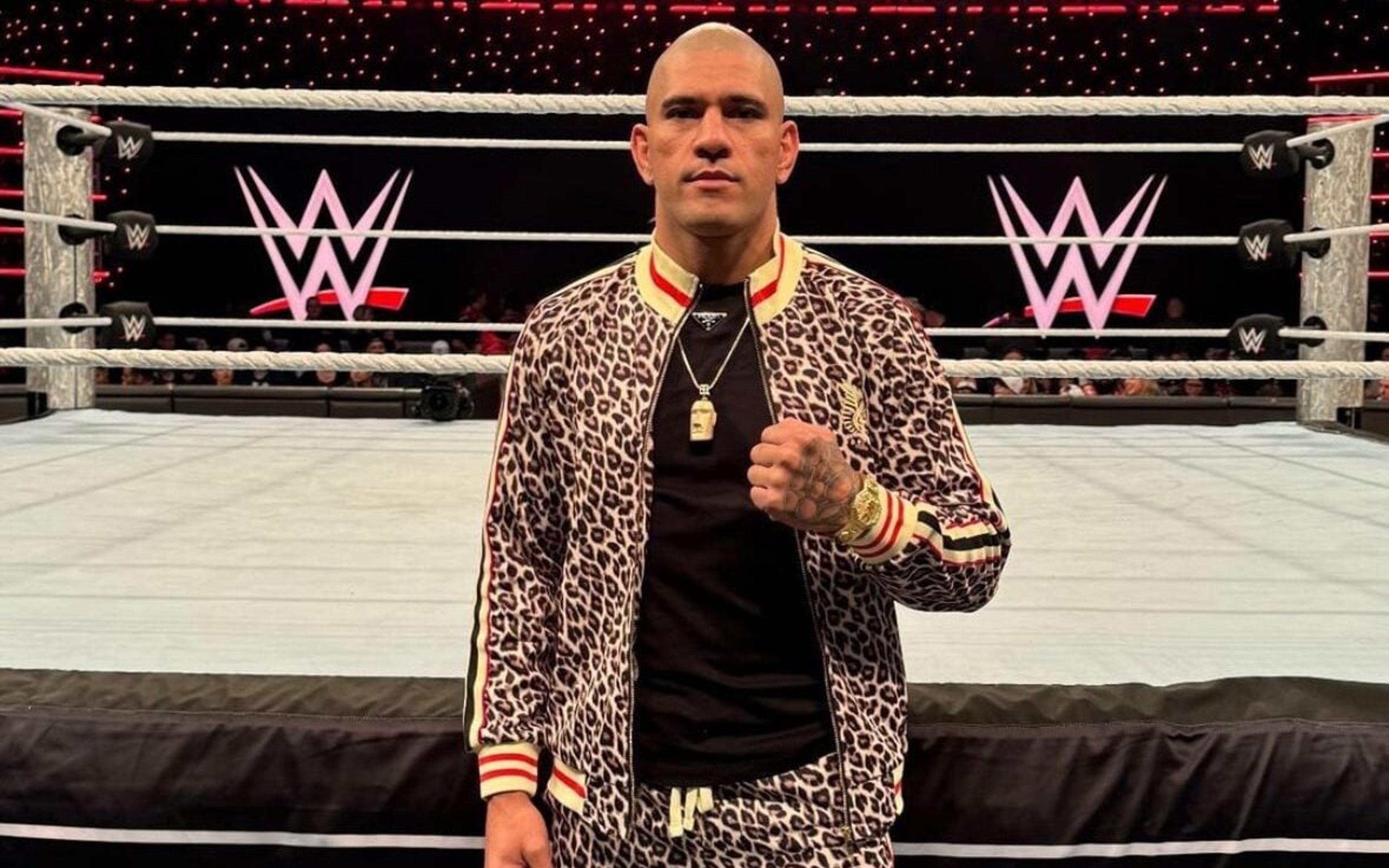 Alex Poatan comparece no auditório da WWE e troca presentes com wrestler