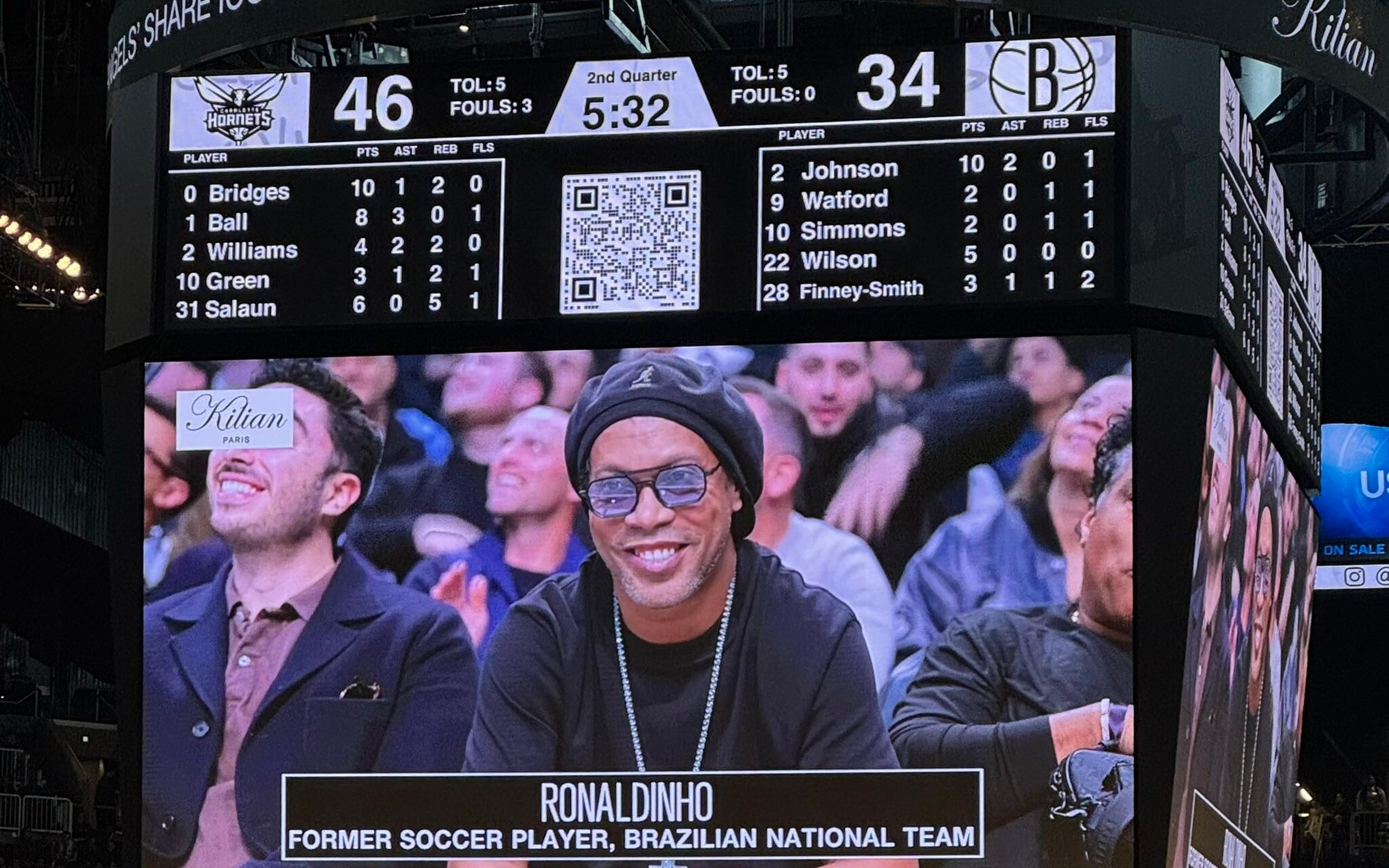 Ronaldinho Gaúcho vai a jogo da NBA durante partida da Seleção Brasileira