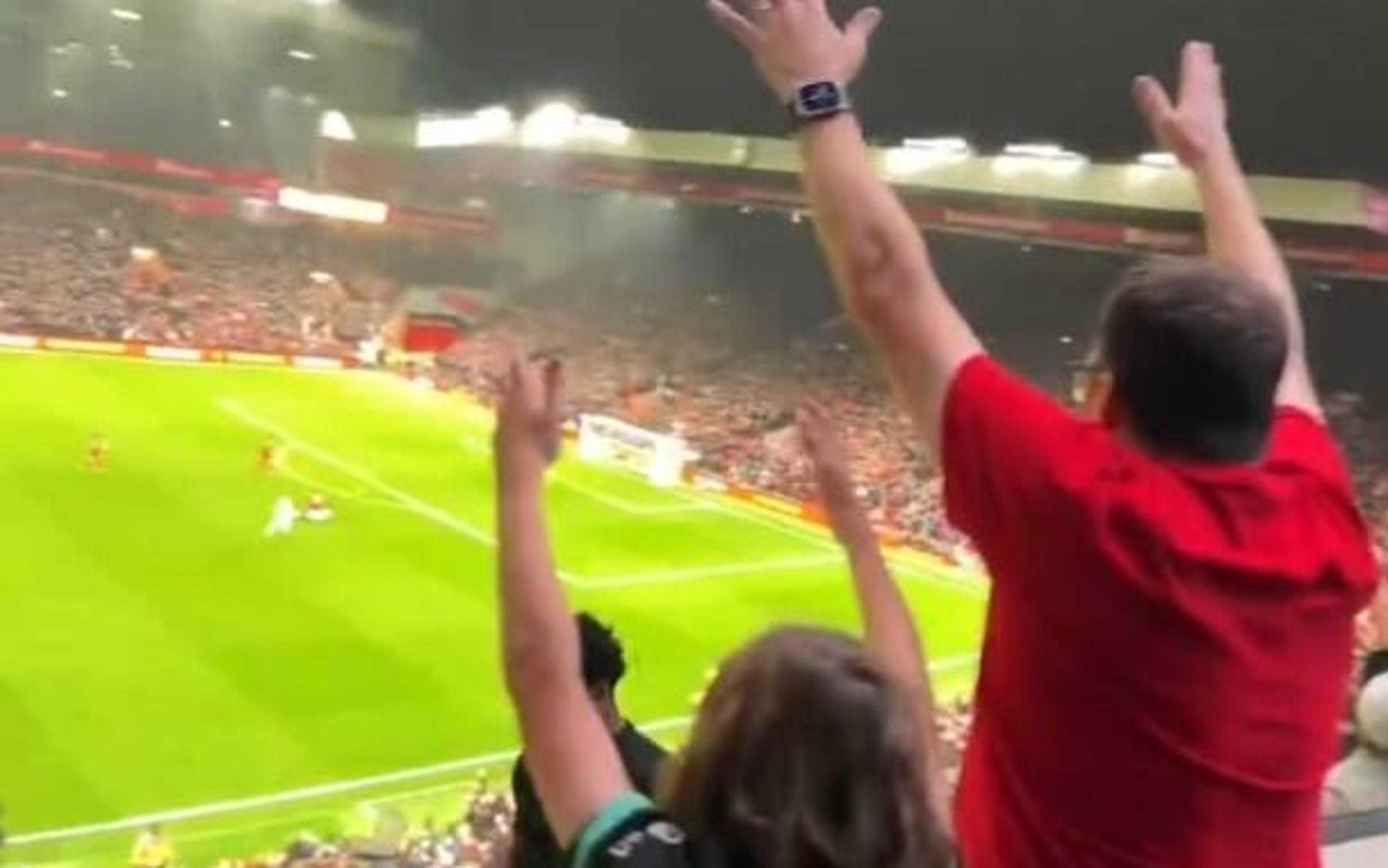 Torcedores do Liverpool viralizam com vista privilegiada de Anfield; assista