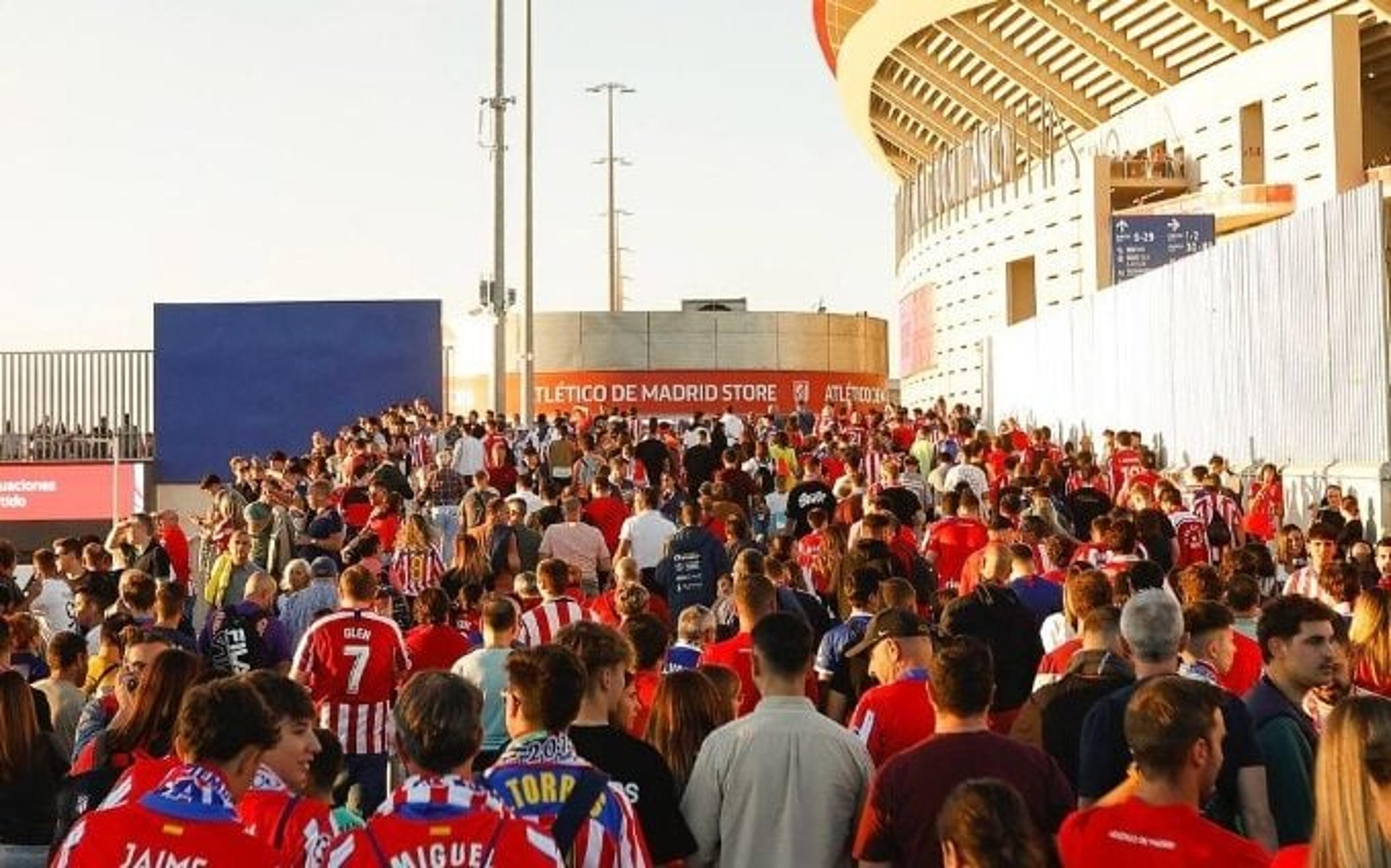 Atlético de Madrid pune torcedores por violência e racismo; entenda