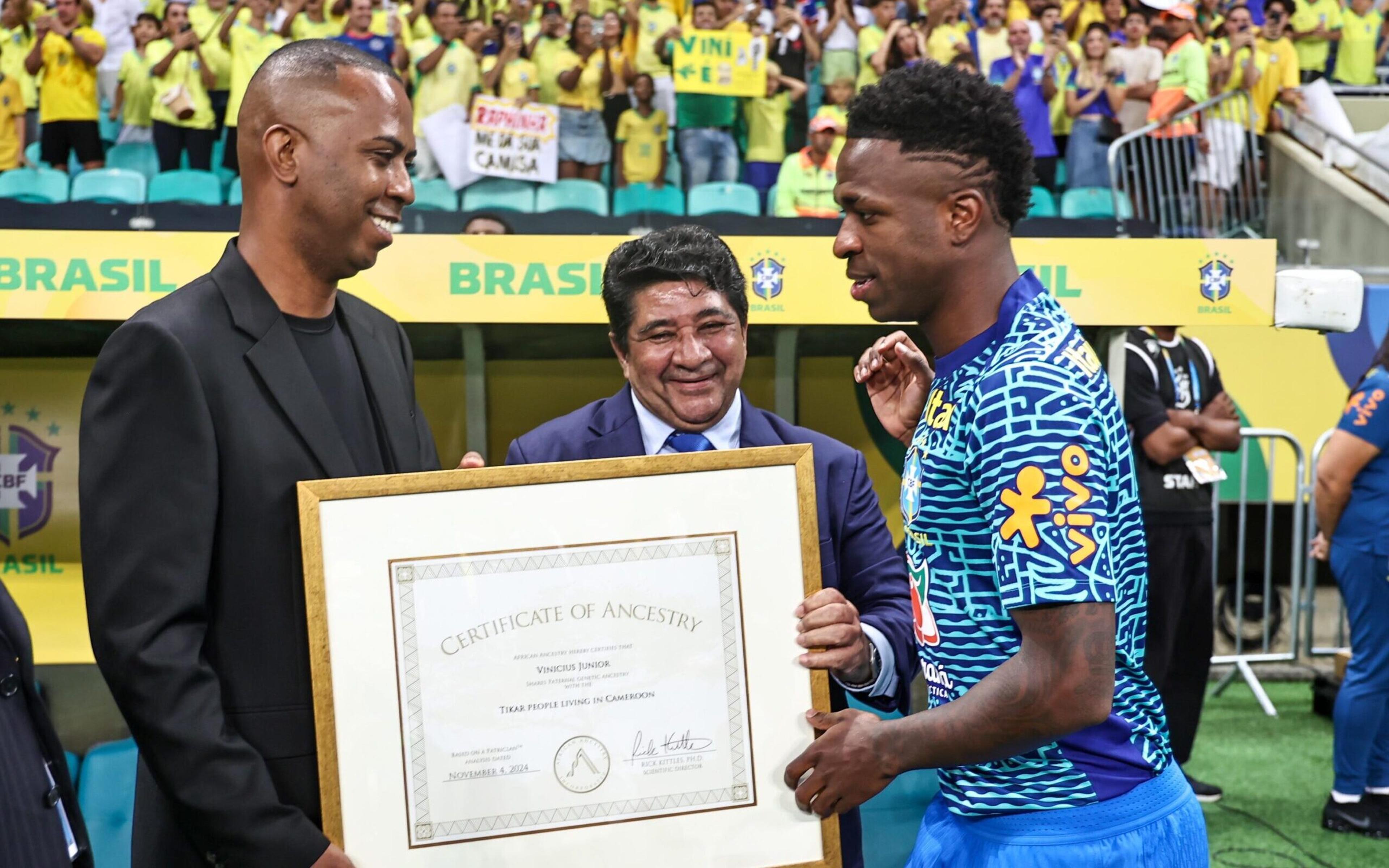 Vini Jr. recebe certificado que revela ancestrais em tribo de Camarões