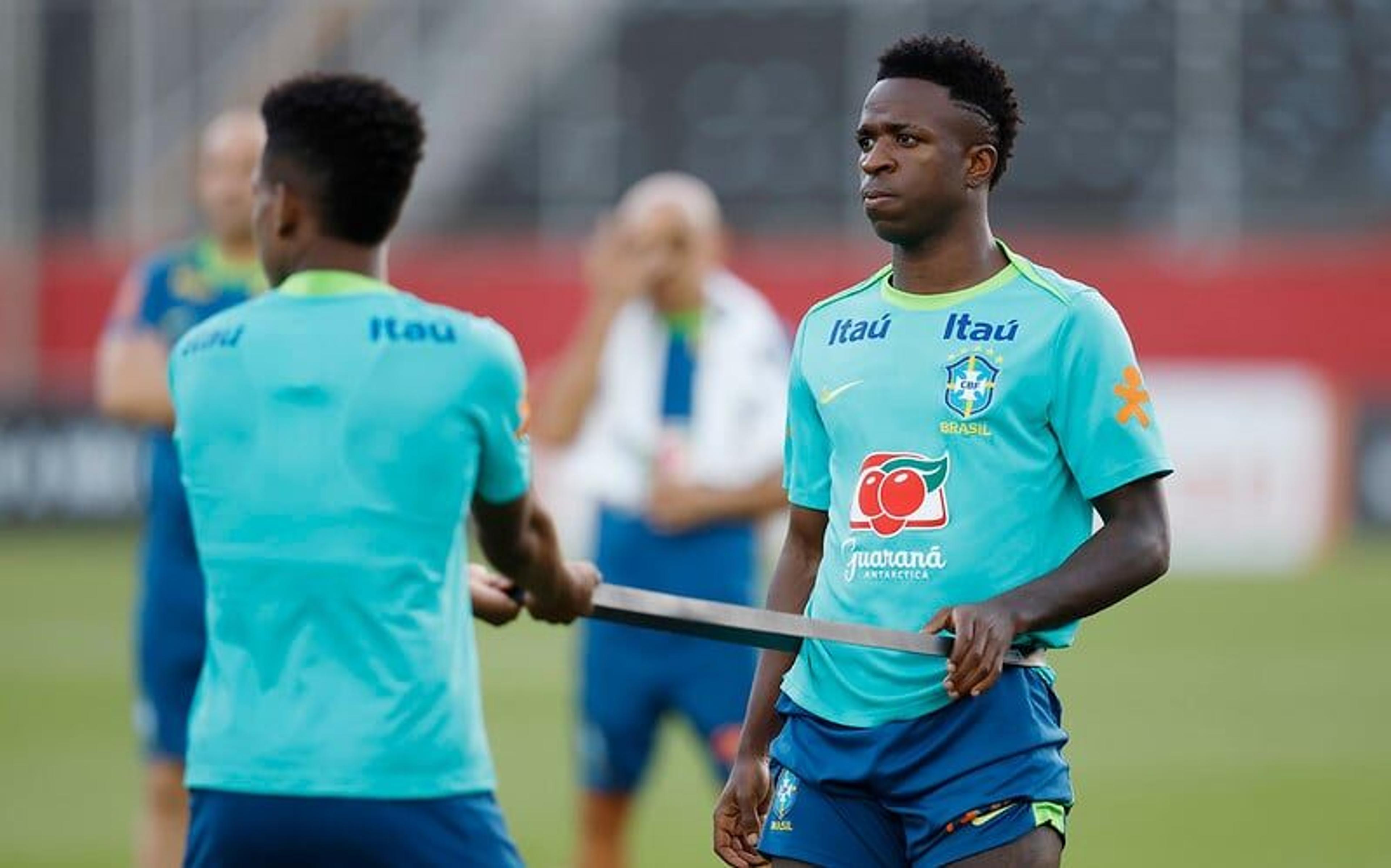 Vini Jr posa com camisa do Bahia durante treino no Barradão, estádio do Vitória