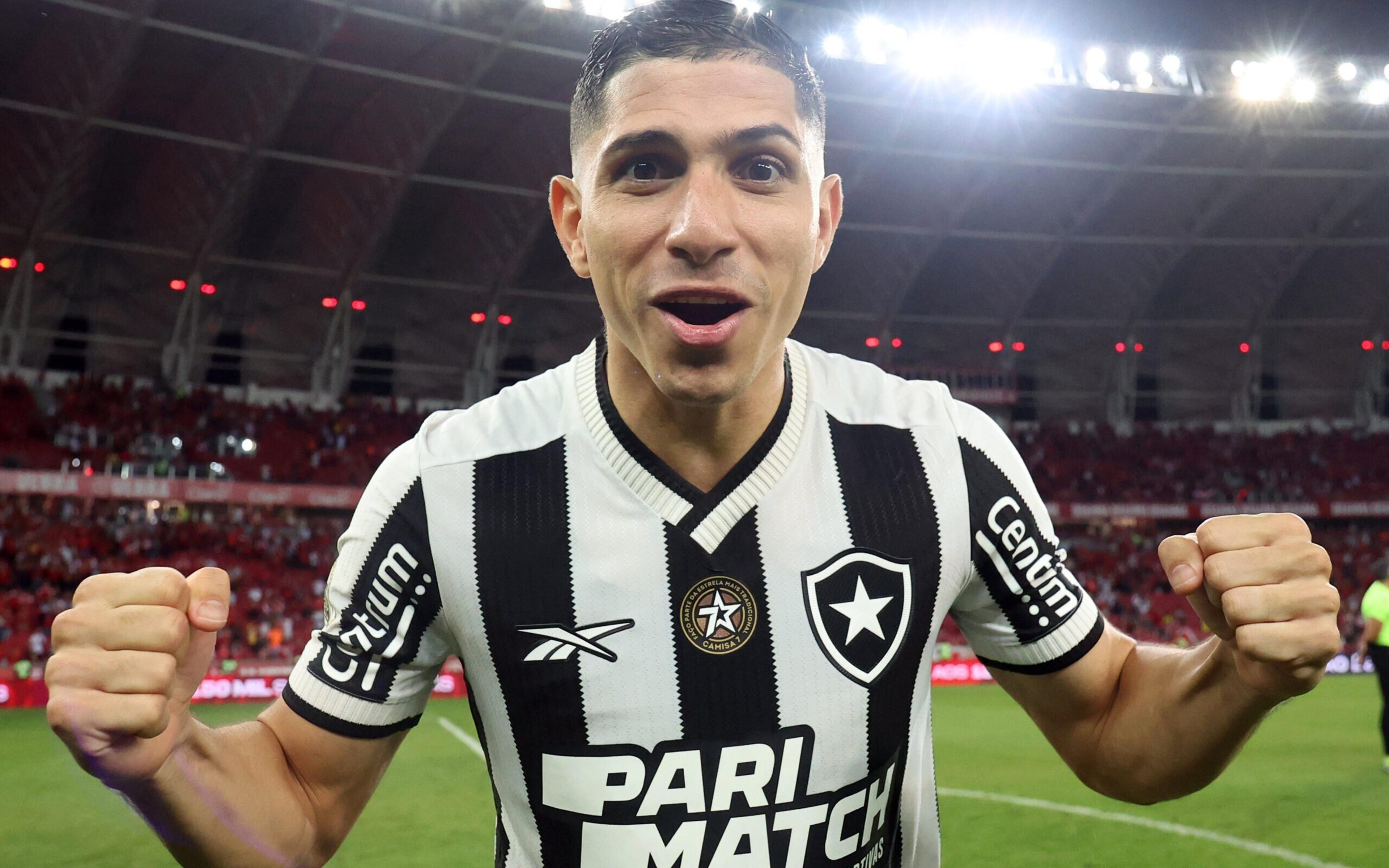 Titular incontestável, Savarino se consolida como líder no Botafogo