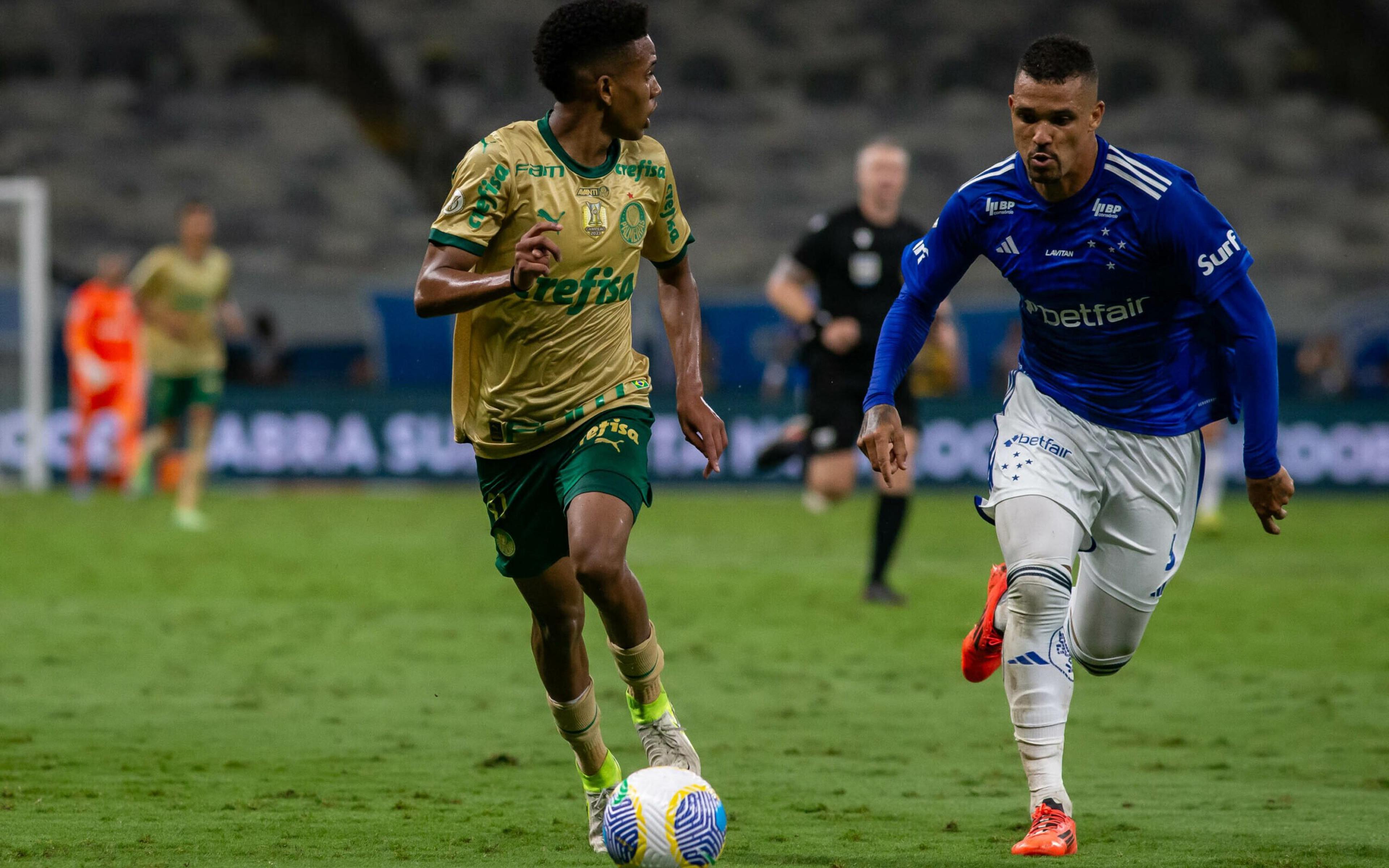 Estêvão celebra gol de falta pelo Palmeiras: ‘Tratar a bola com carinho’