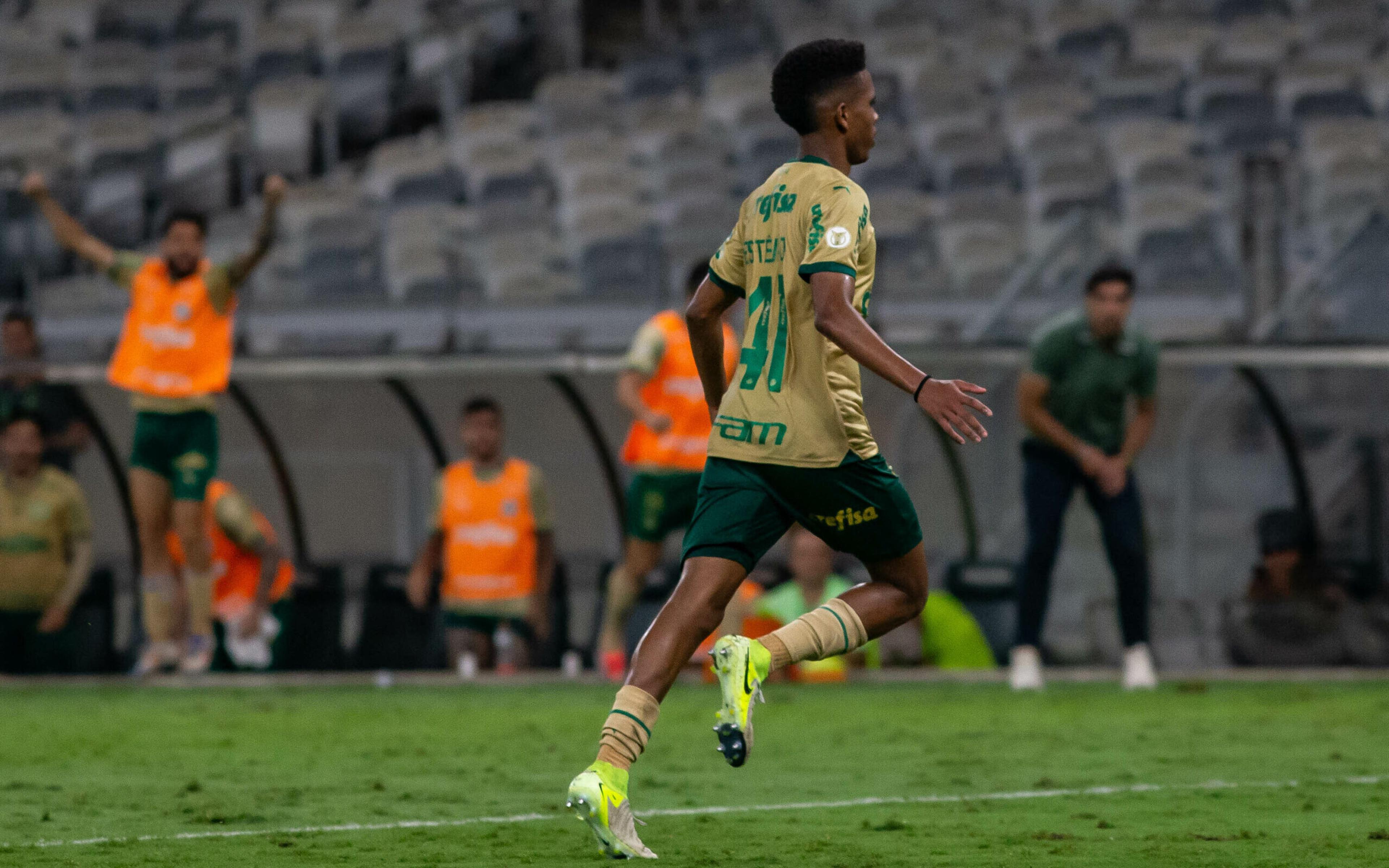 Assista ao gol de falta de Estêvão em Cruzeiro x Palmeiras