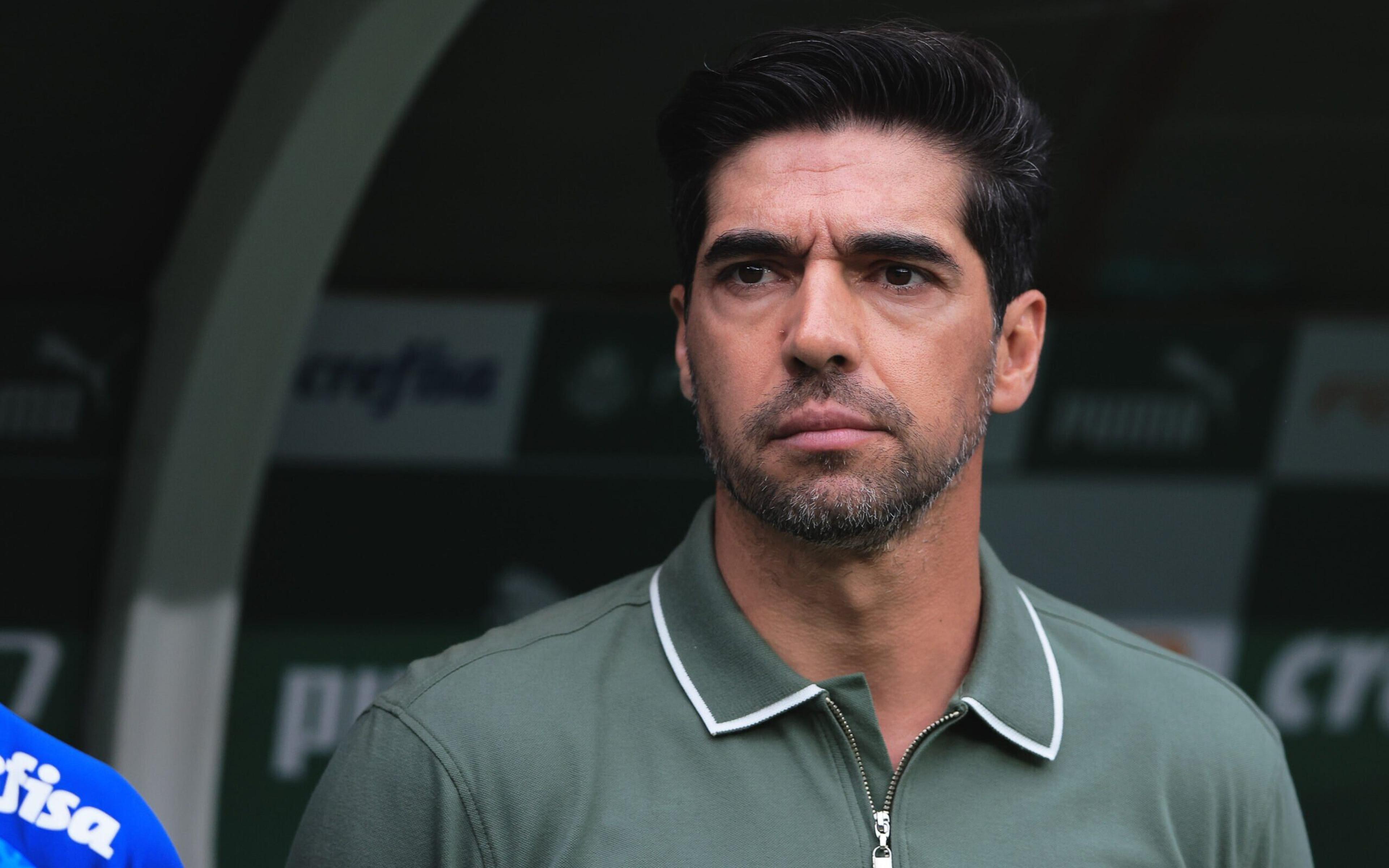 De férias, Abel Ferreira visita clube português e é presenteado; veja