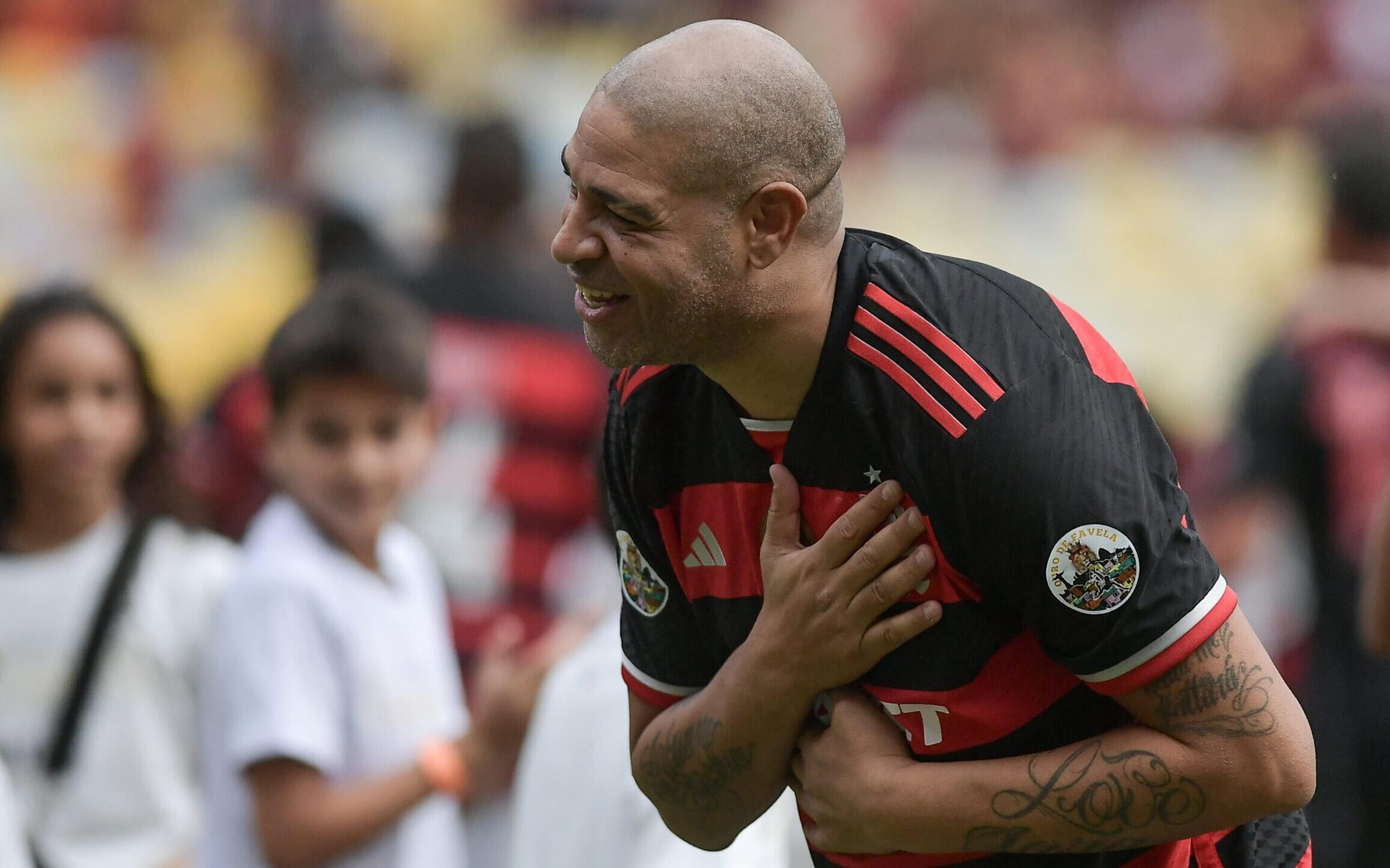 Adriano Imperador se despede do futebol marcando gols pelos dois times