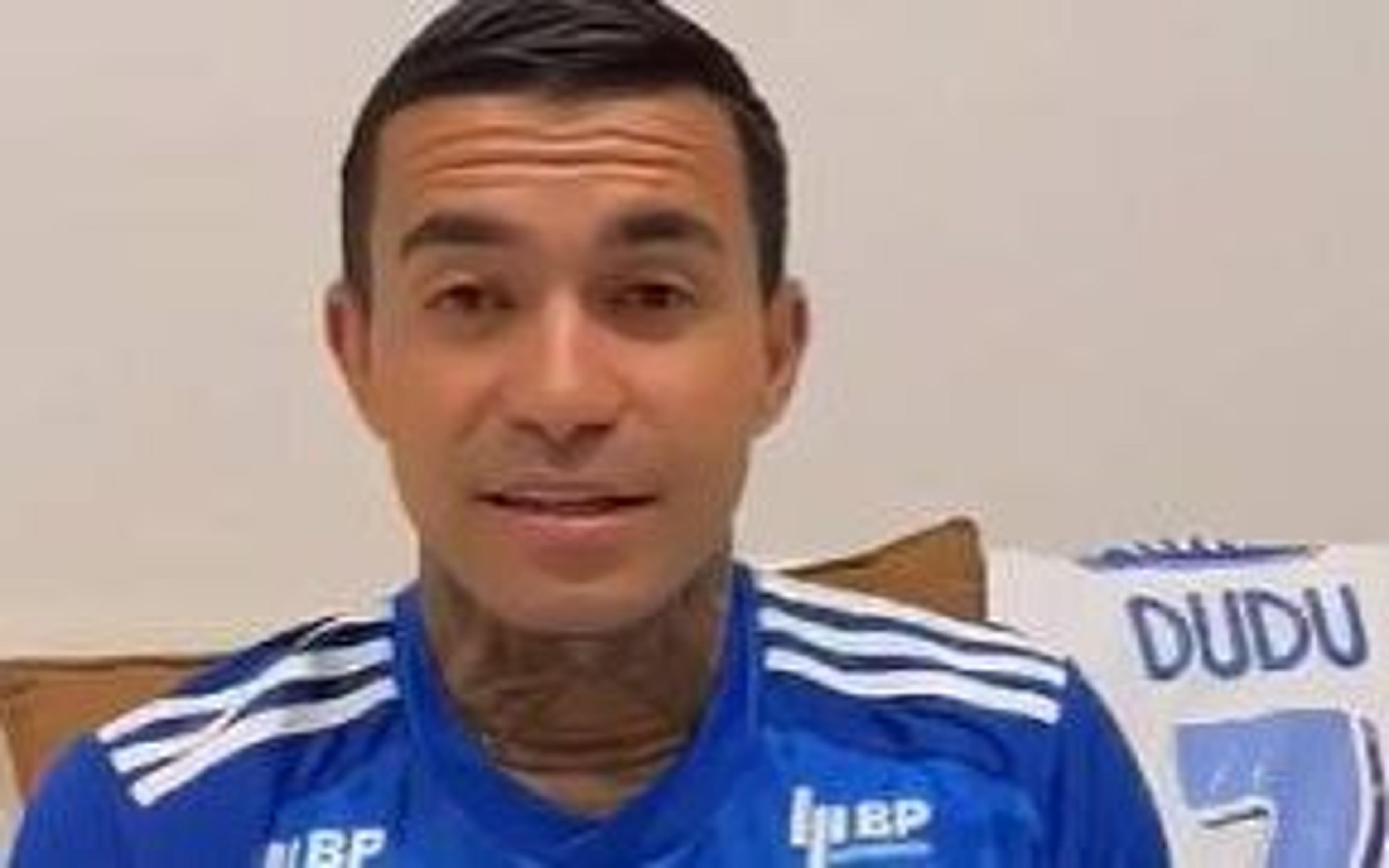 Com a camisa do Cruzeiro, Dudu manda recado para os torcedores celestes