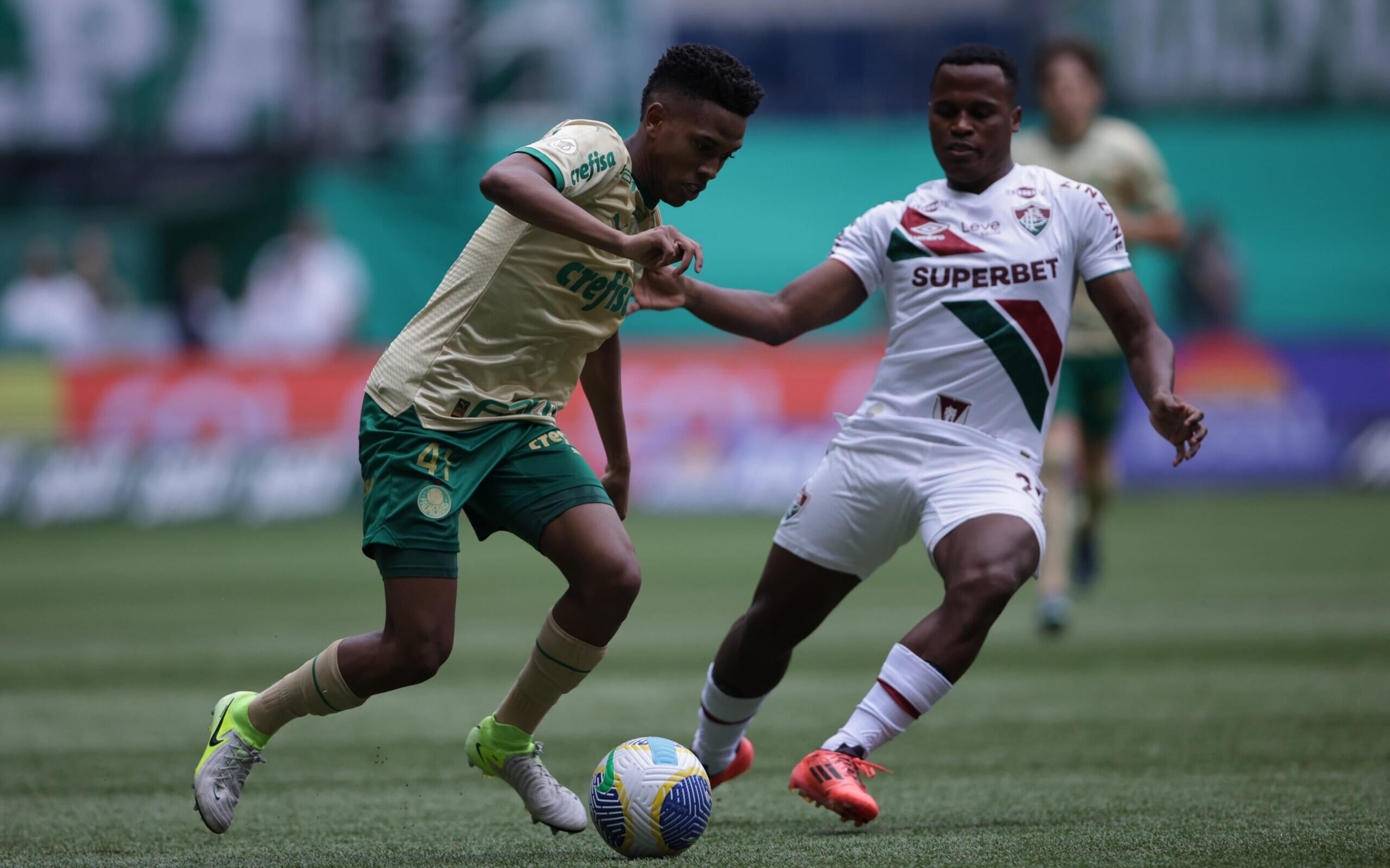 Estêvão supera Savarino e Alan Patrick e leva Bola de Ouro do Brasileirão