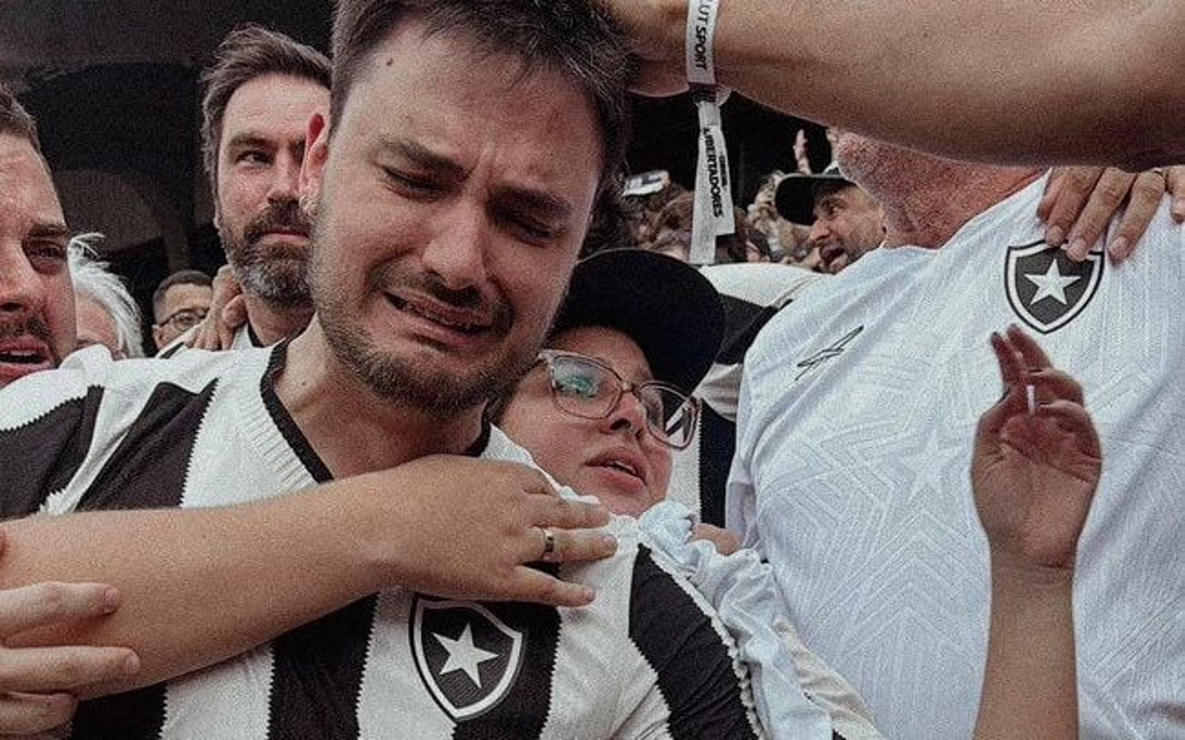 Felipe Neto comemora título da Libertadores e explica amor pelo Botafogo