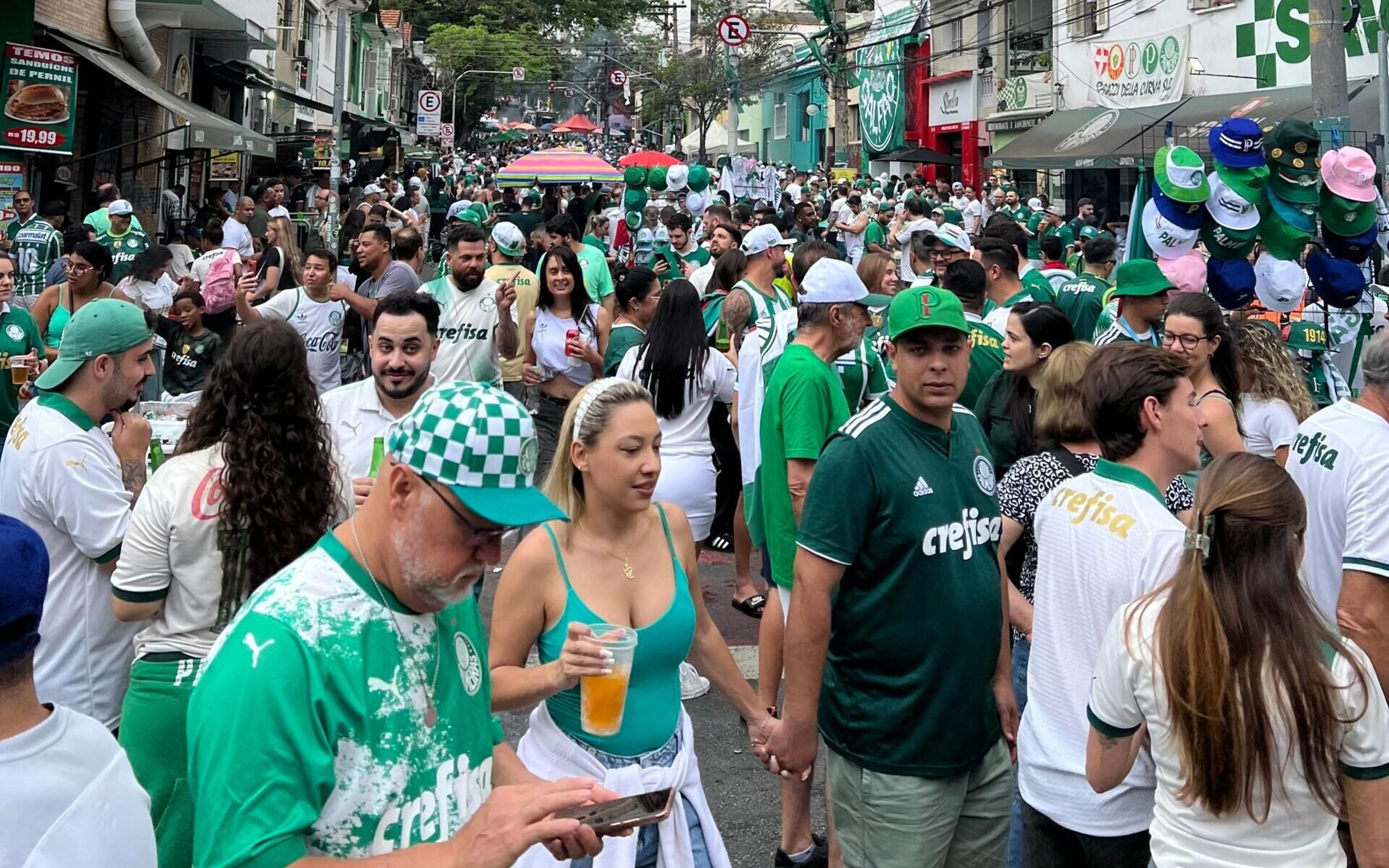 Torcida do Palmeiras ainda sonha com título e  enche arredores do Allianz Parque