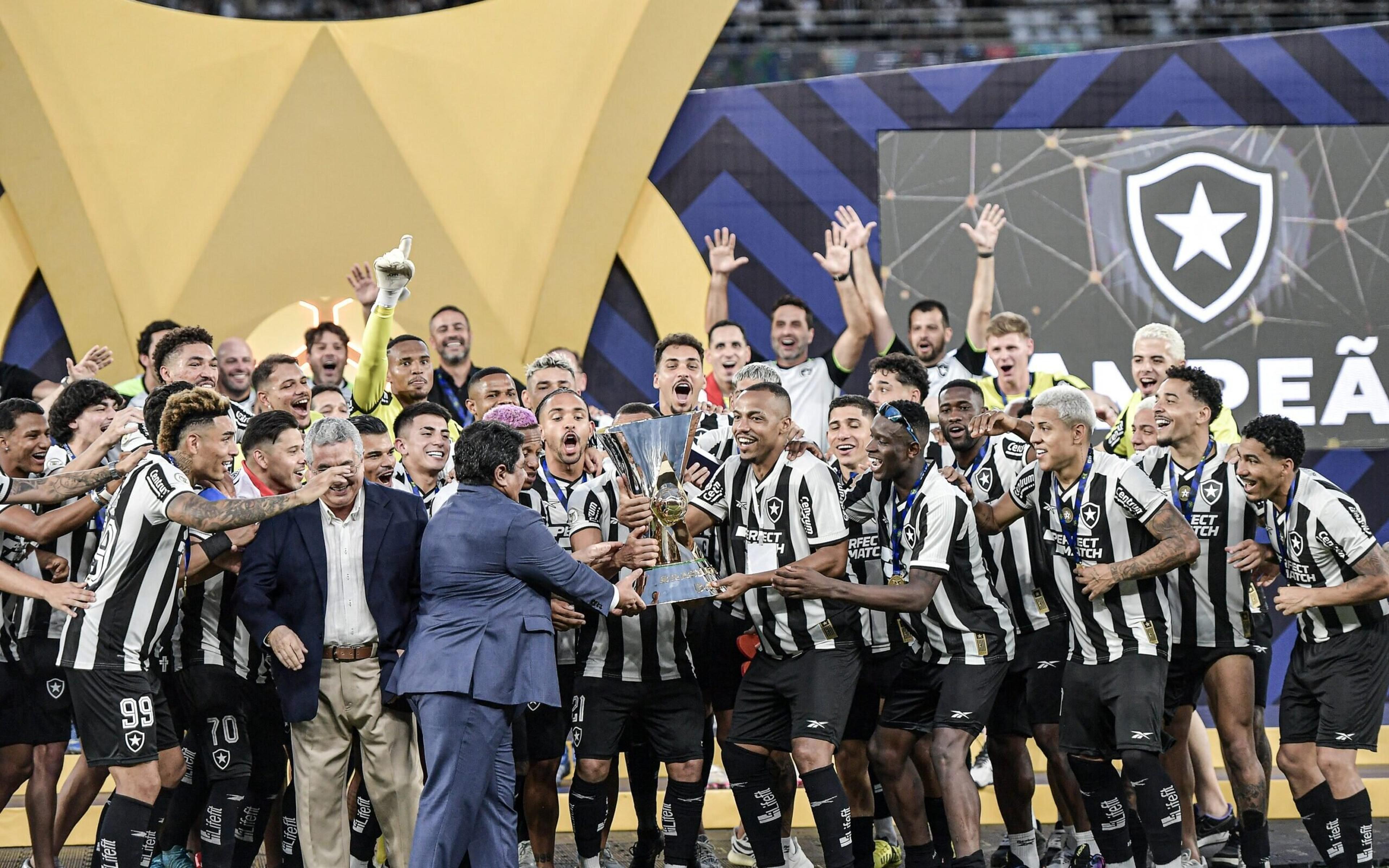 Melhor do Botafogo em números fica fora da seleção do Brasileirão