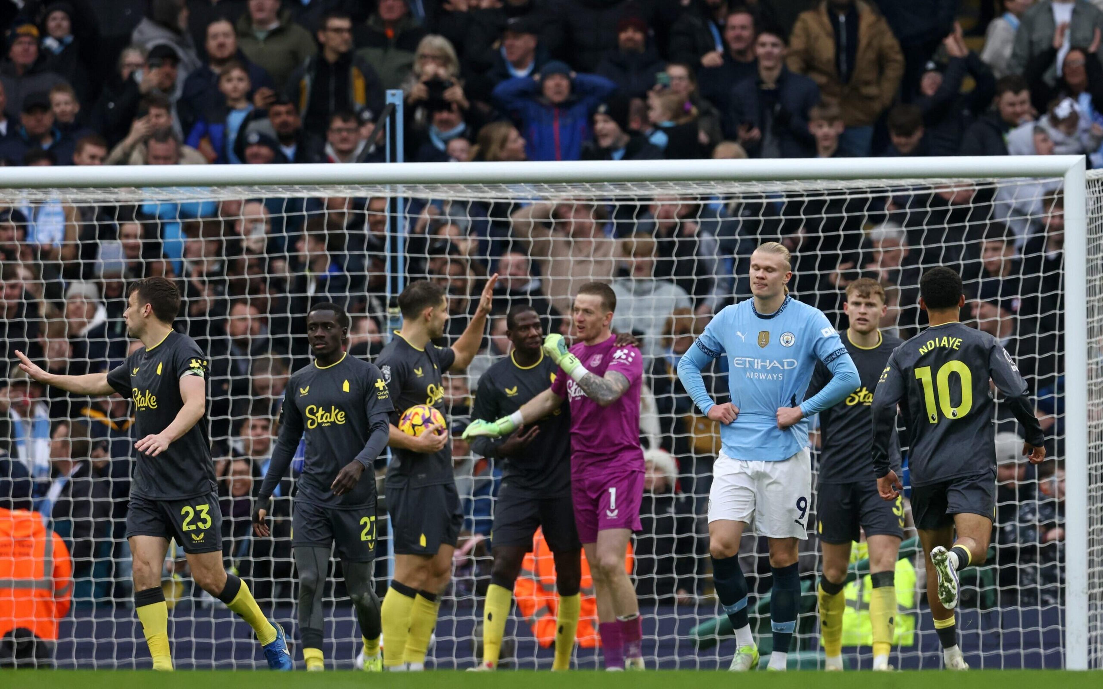 Haaland perde pênalti, e Manchester City tropeça contra o Everton