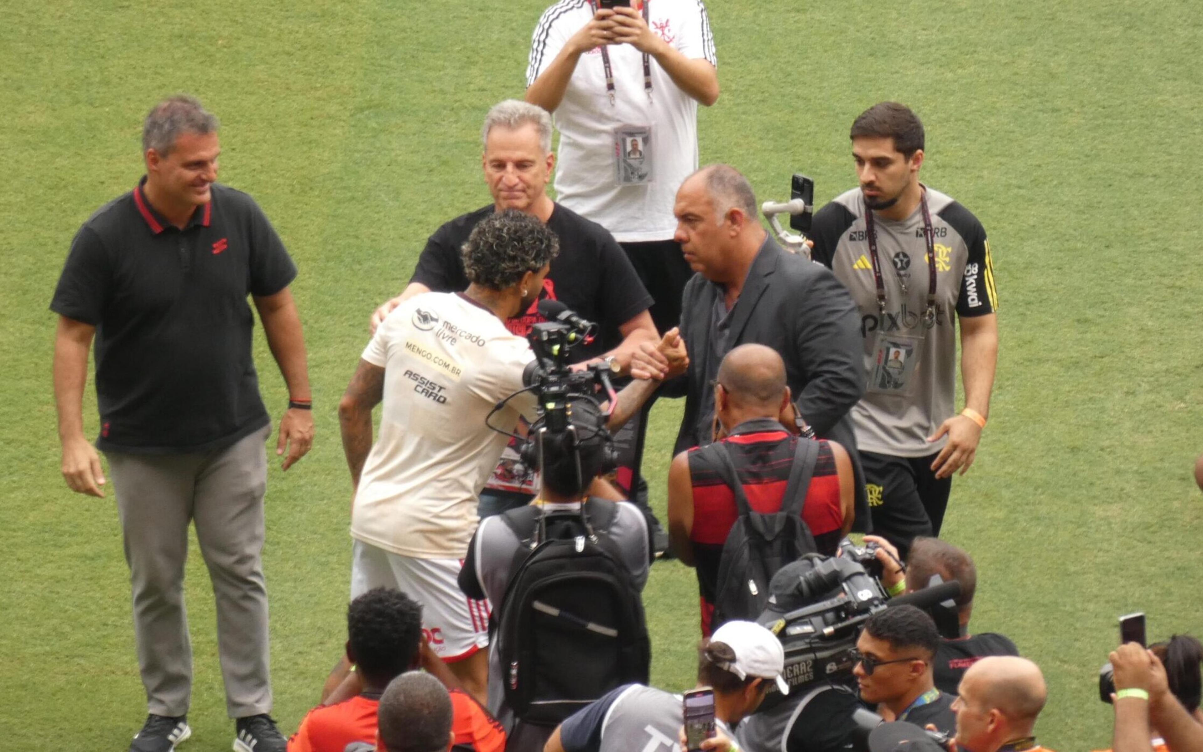 VP do Flamengo, Marcos Braz comenta abraço em Gabigol: ‘Reconhecimento da minha importância’