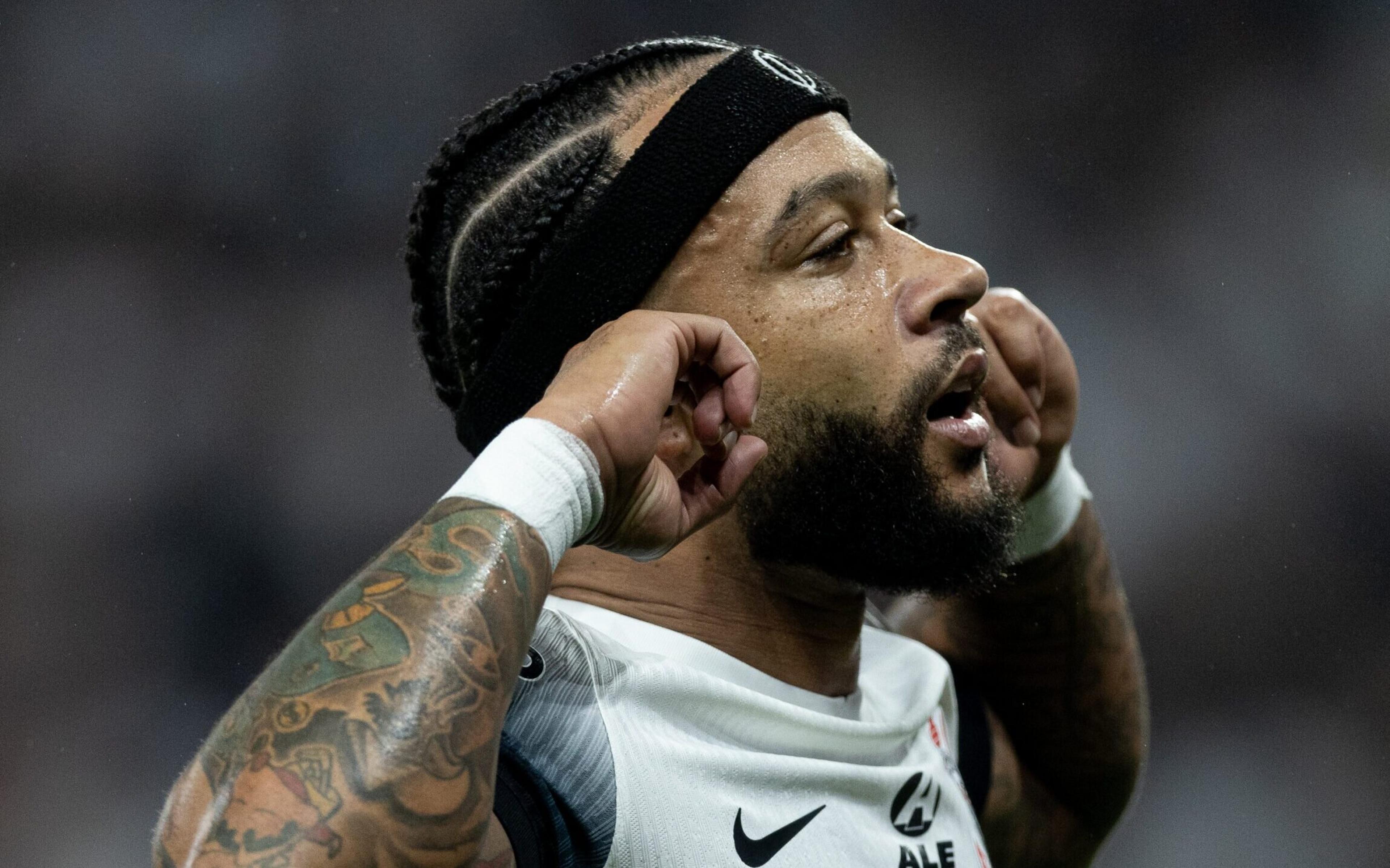 Faixa de Memphis vira febre no Natal, e atleta do Corinthians reage nas redes