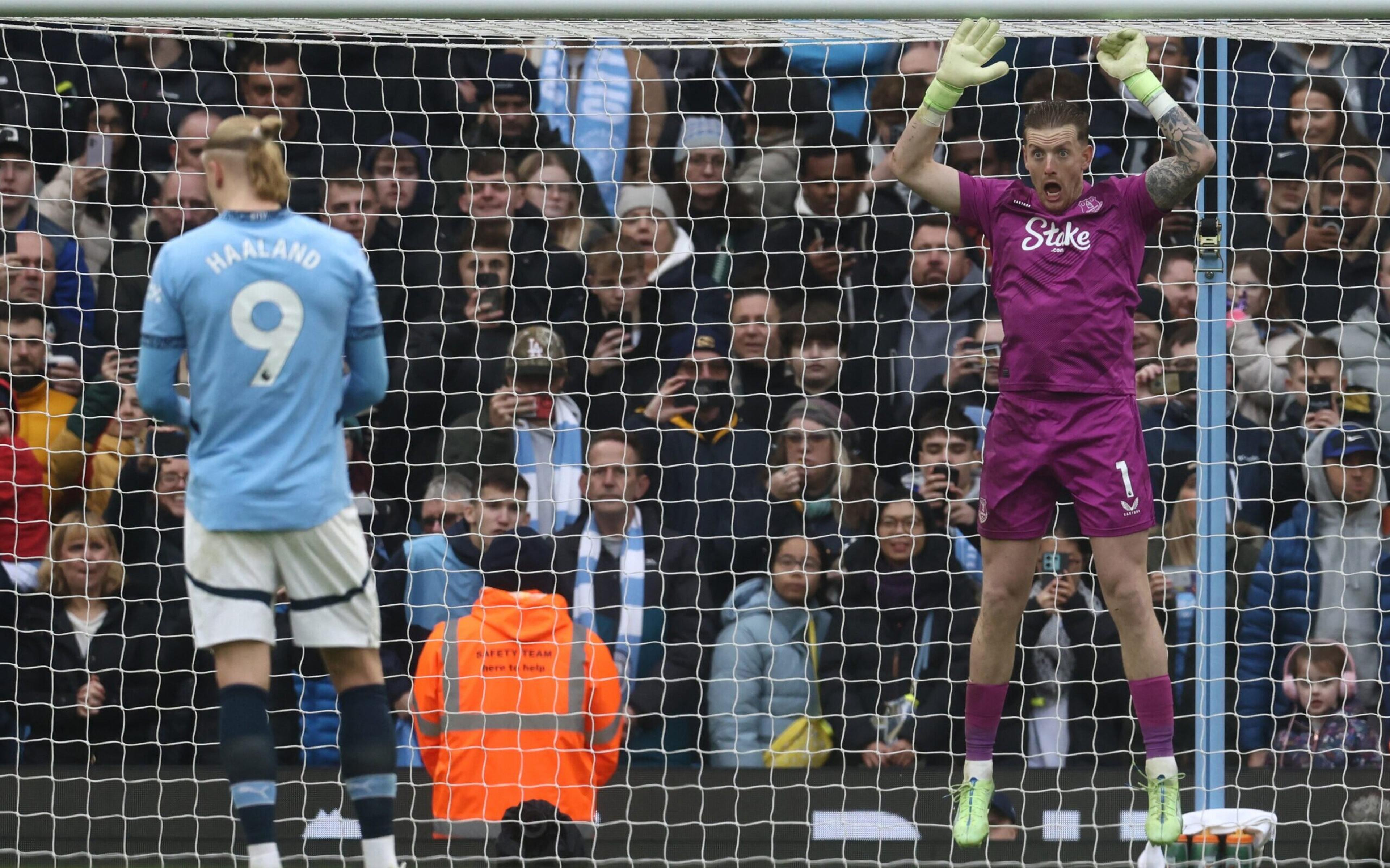 À la Dibu Martinez, Pickford provoca Haaland e defende pênalti do Manchester City