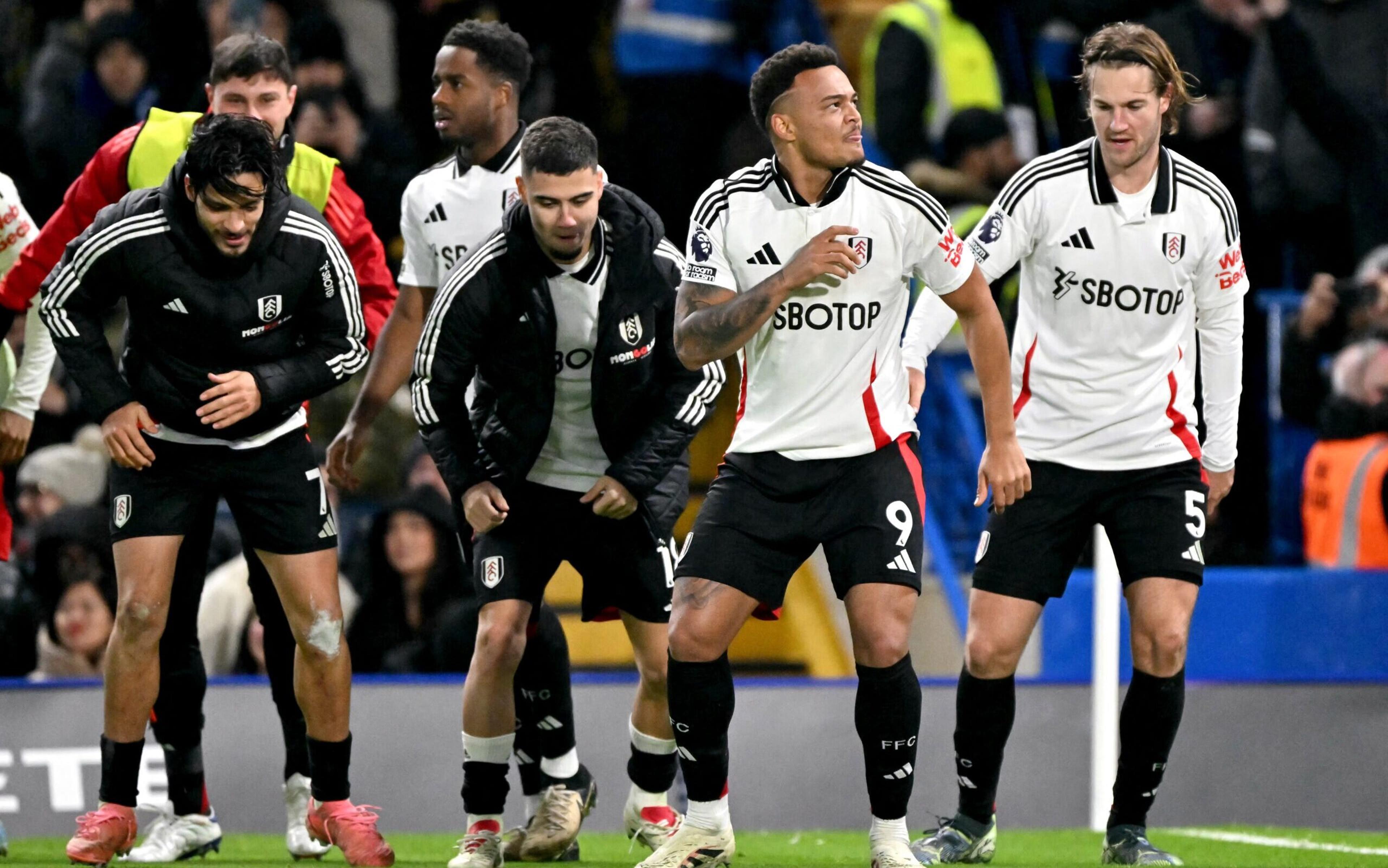 Fulham vence Chelsea de virada com gol de brasileiro nos últimos minutos