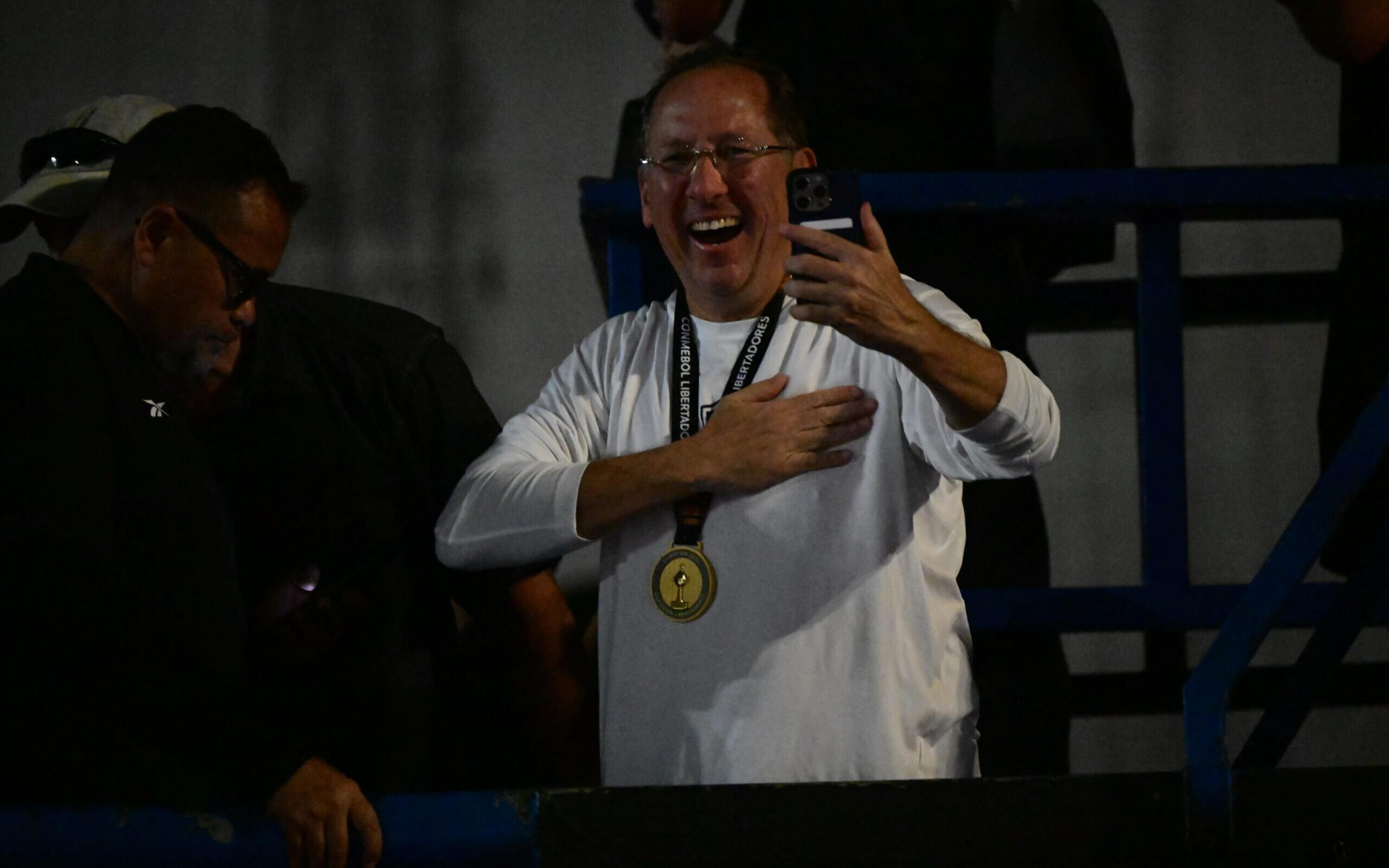 Textor se impressiona com festa do Botafogo e agradece Gabigol: ‘Adoro o Flamengo’