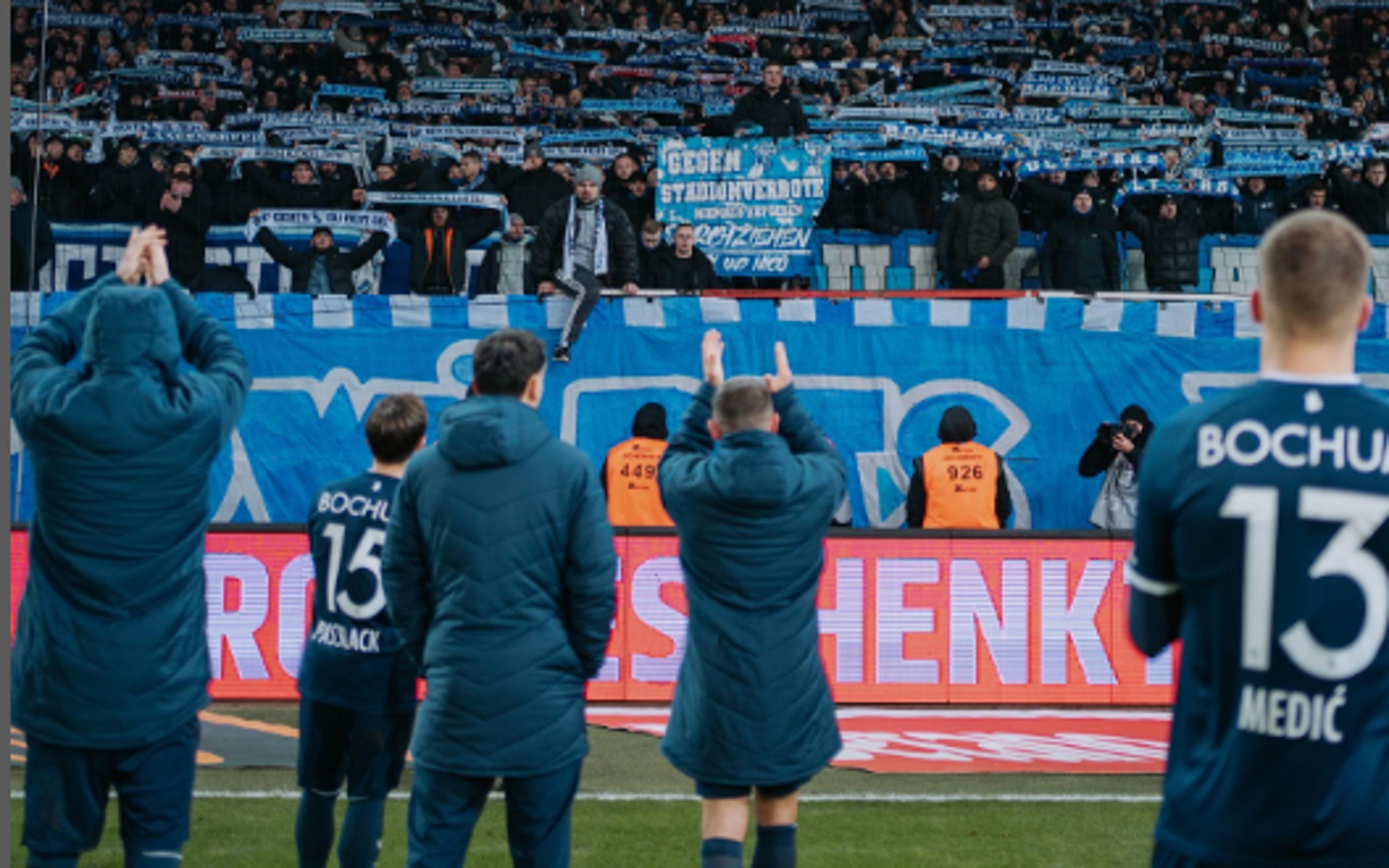 Bundesliga: jogo é finalizado após goleiro ser atingido por isqueiro; veja o vídeo