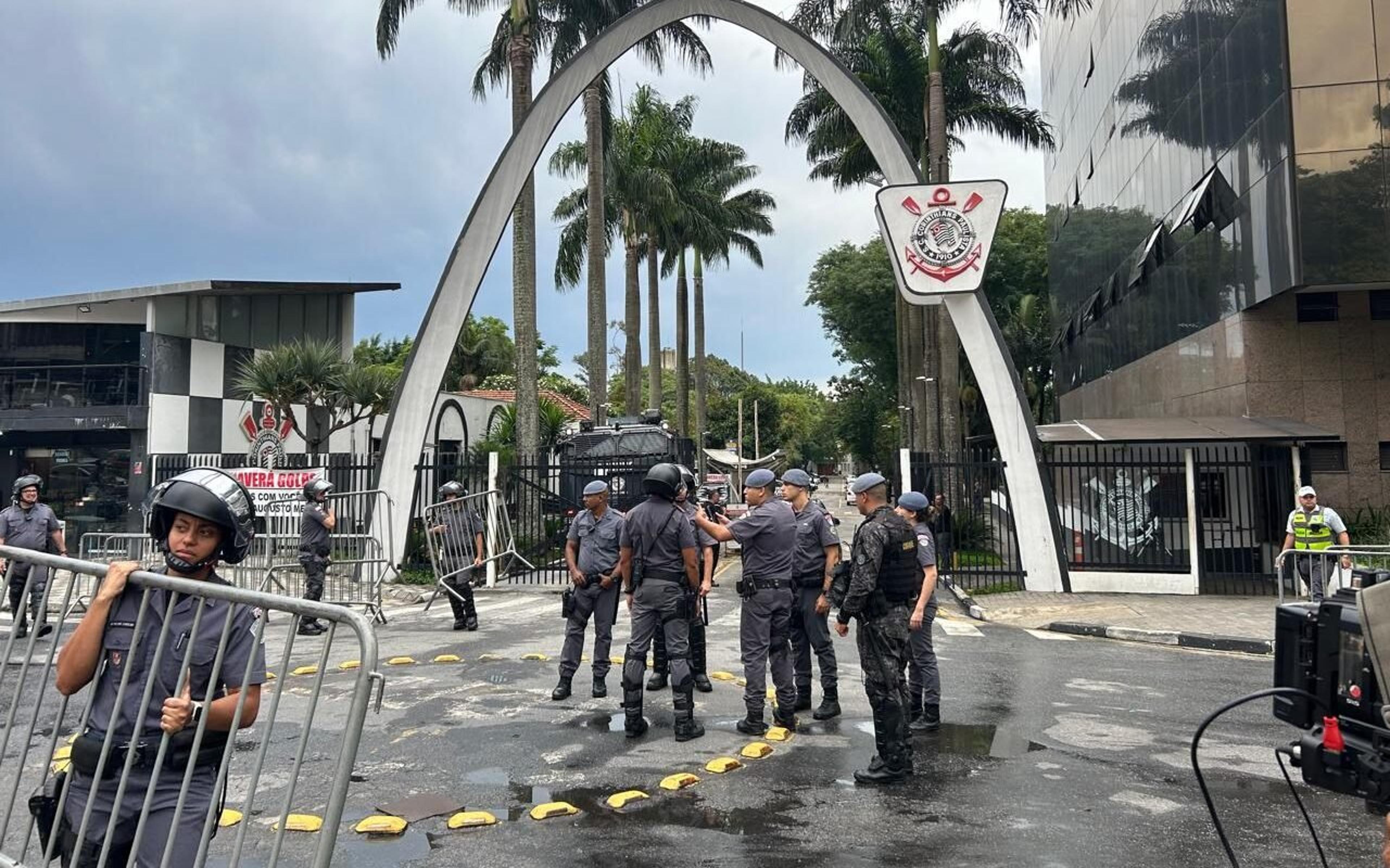 Tensão entre torcida e polícia antecede votação de impeachment no Corinthians