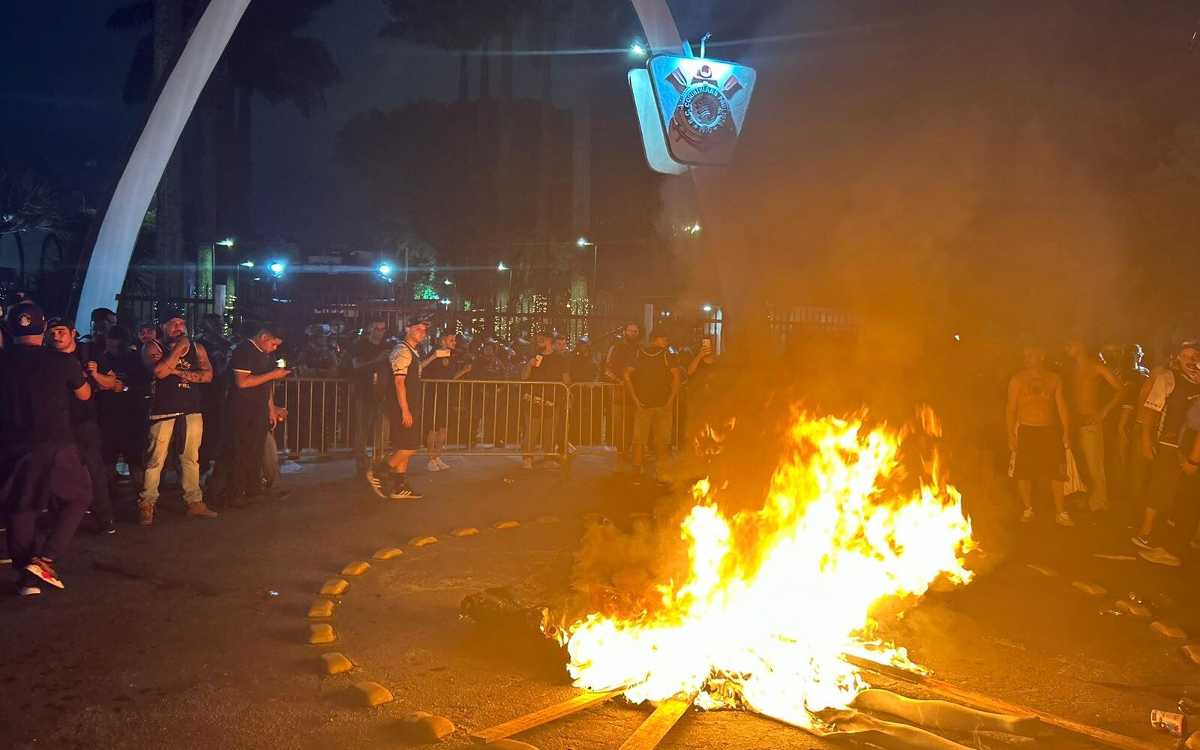 Bastidores de votação de impeachment no Corinthians são marcados por clima tenso