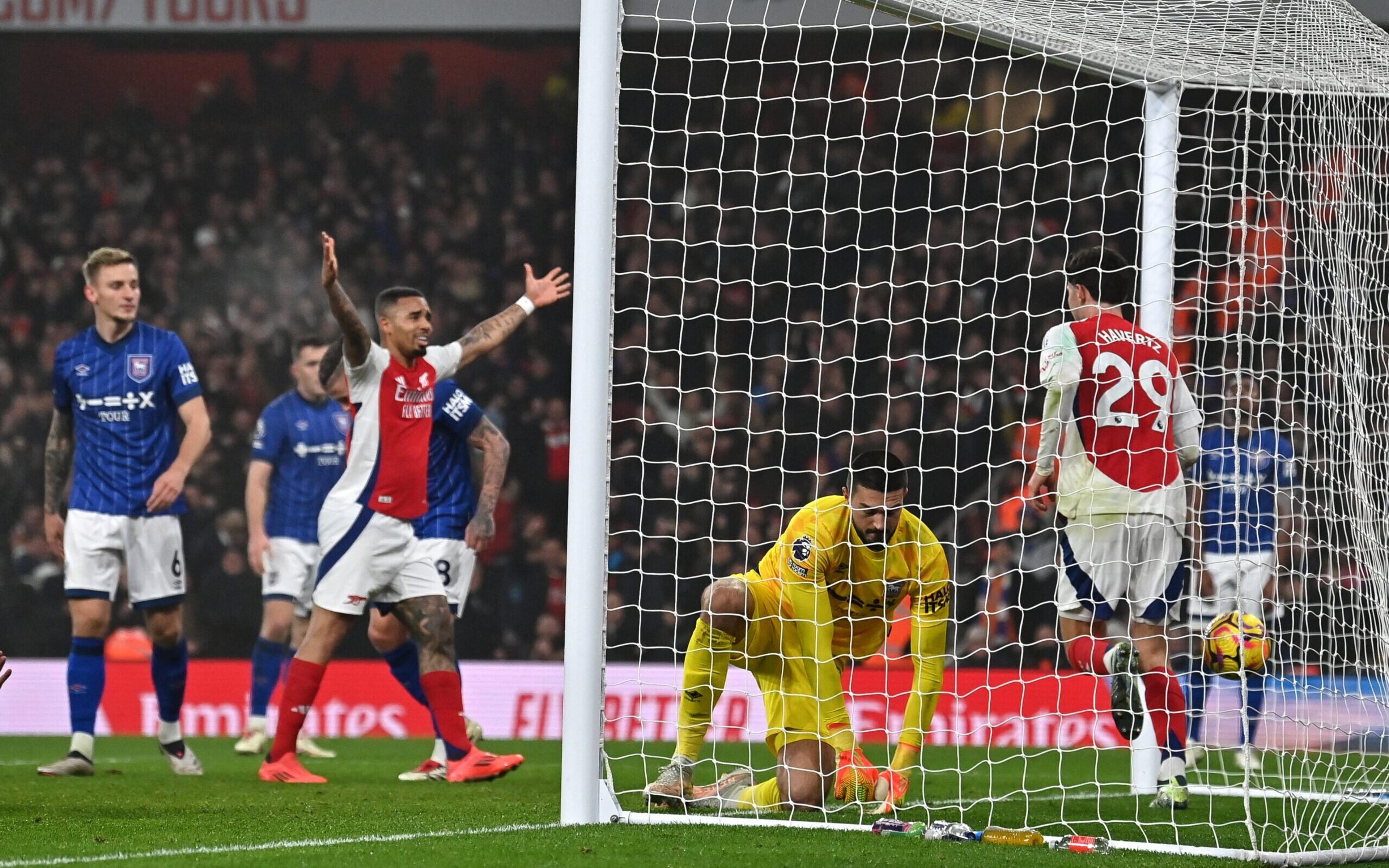 Arsenal vence no Boxing Day e segue na briga pelo título da Premier League