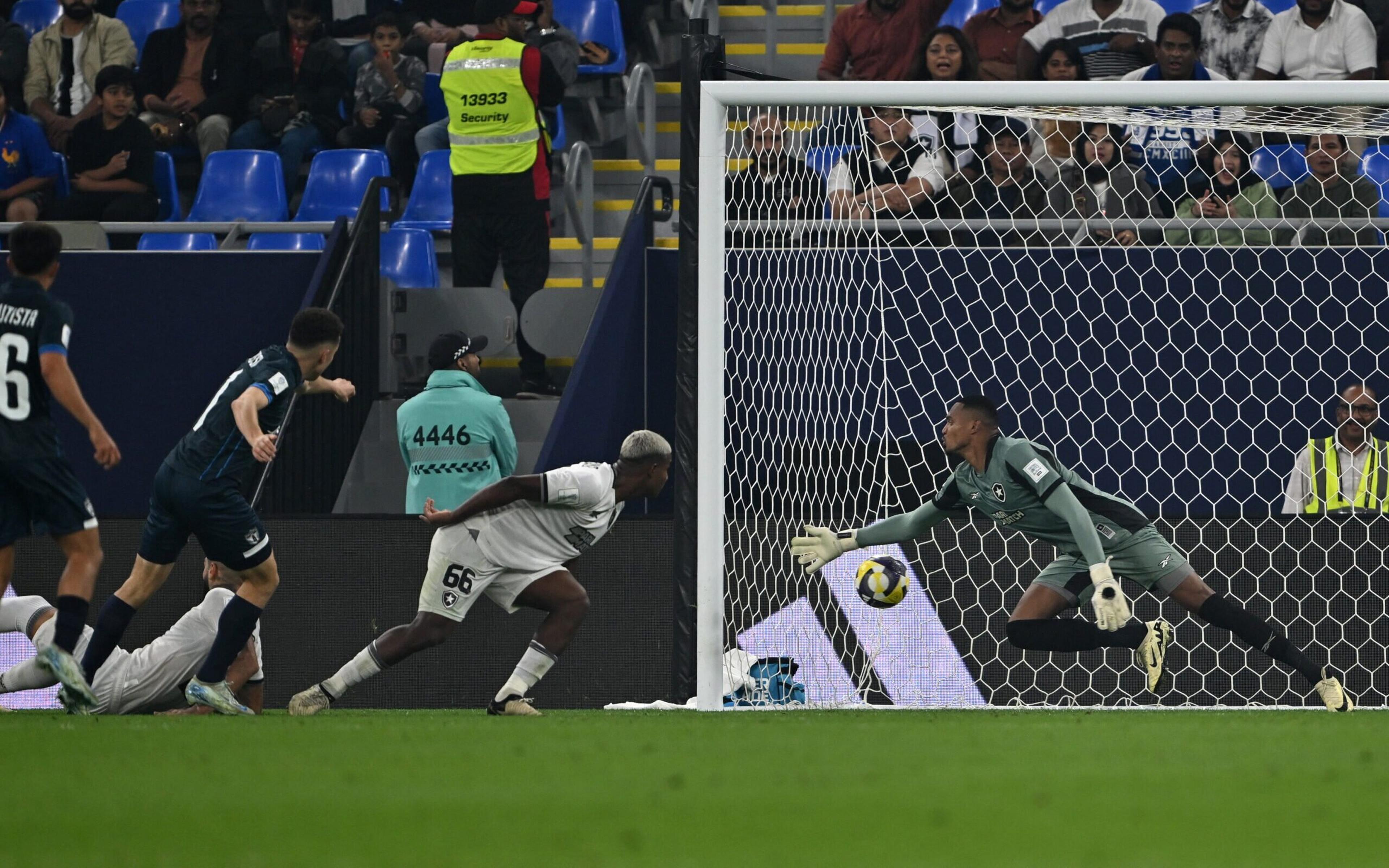 Torcedores ironizam falha de John em Botafogo x Pachuca