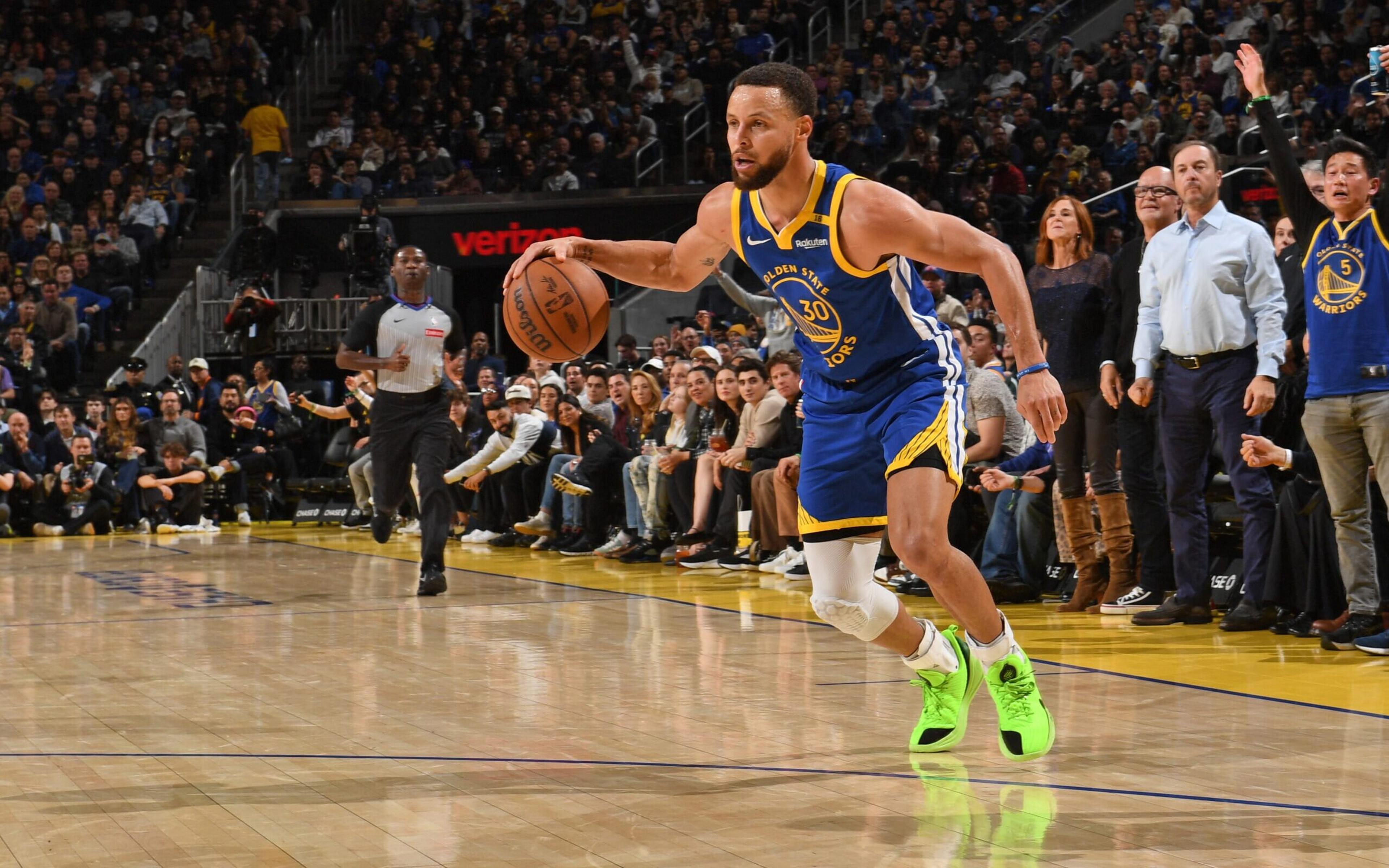 Stephen Curry realiza cesta surpreendente em vitória do Warriors sobre Suns; veja