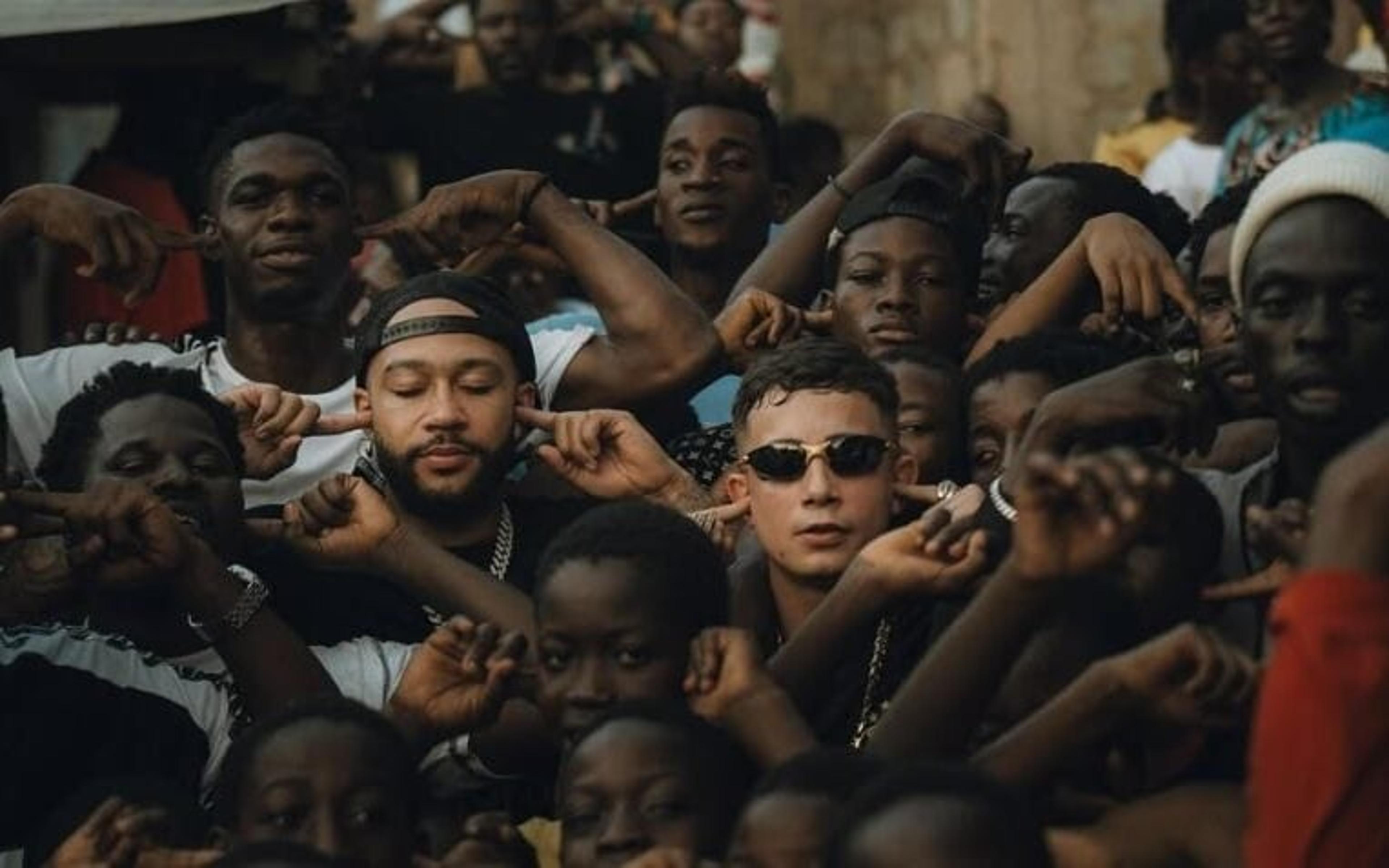 Atacante do Corinthians, Memphis Depay grava clipe com MC Hariel em Gana