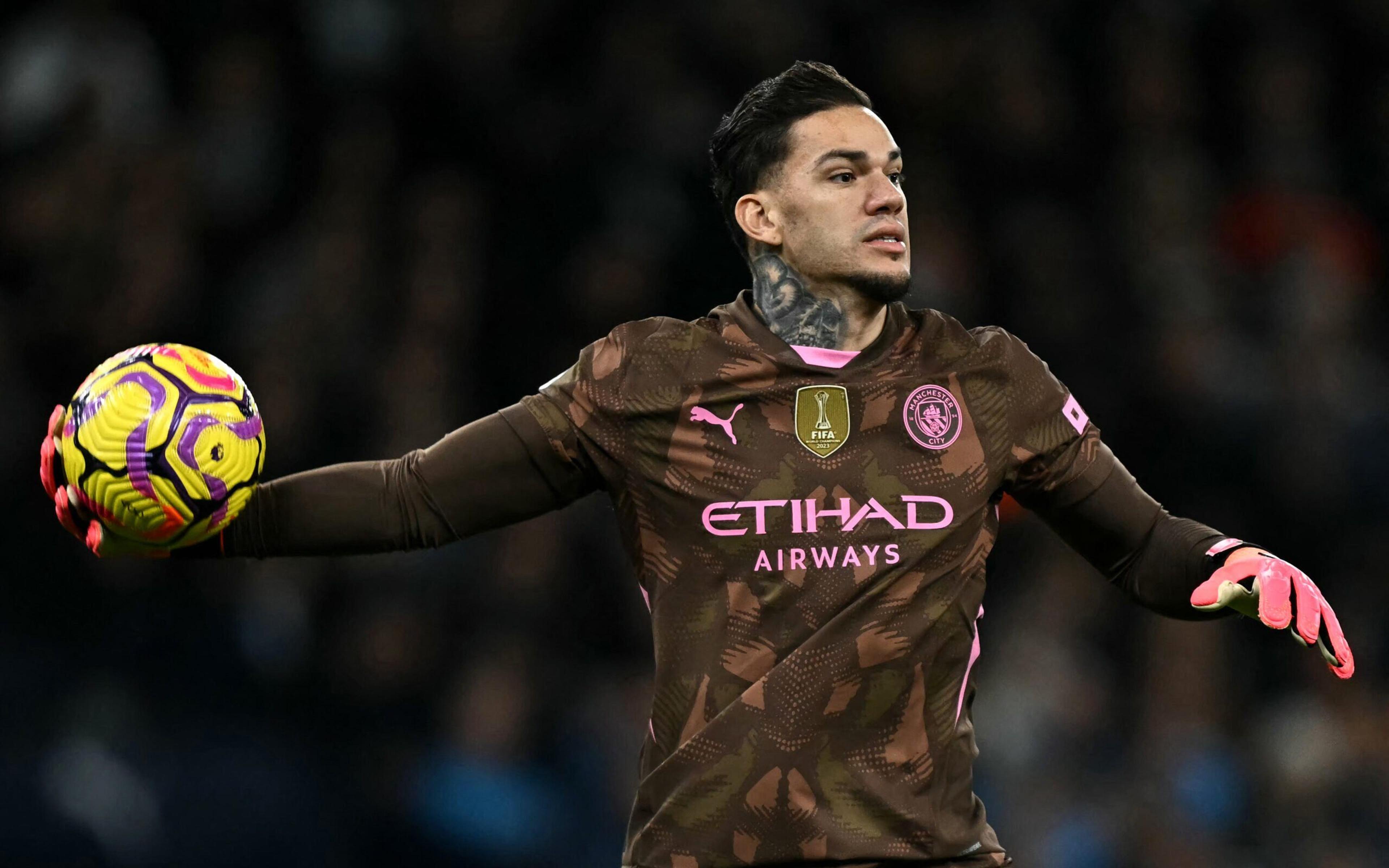 Web detona Ederson após falha em City x United: ‘Não comparem mais ao Alisson’