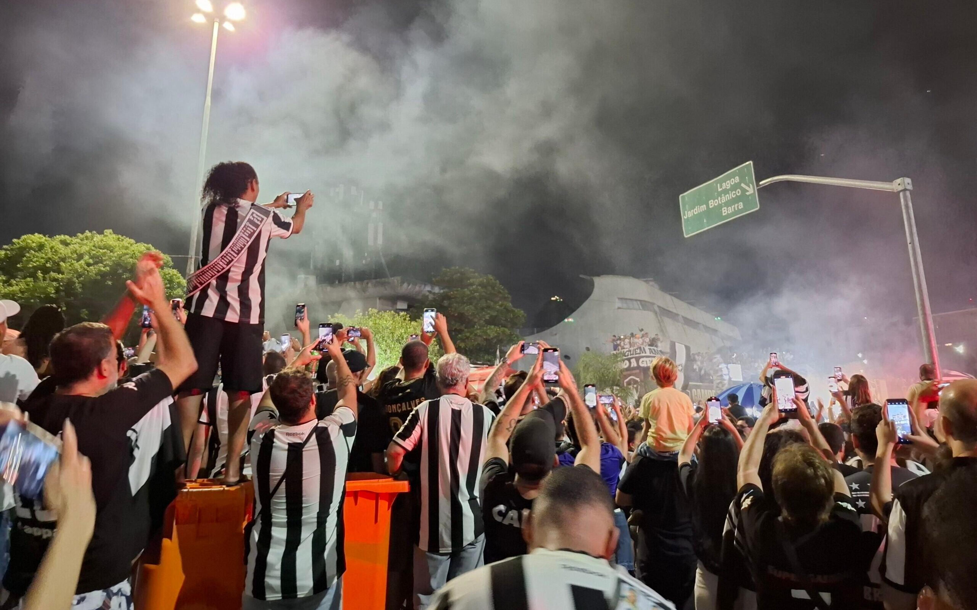 Festa do Botafogo reúne milhares e tem provocação, selfies e ovação a Textor