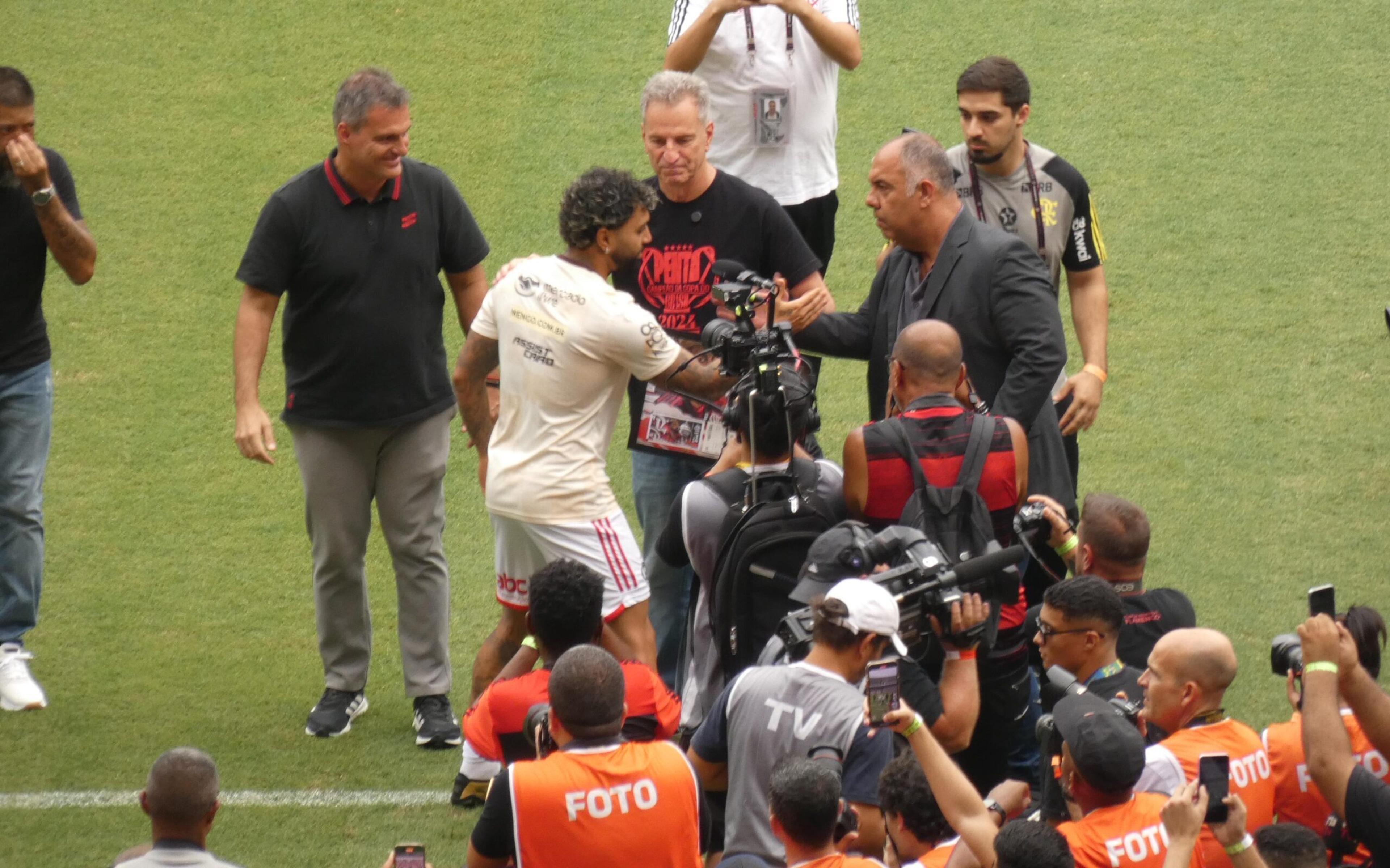 Torcida do Flamengo xinga Landim durante homenagem para Gabigol