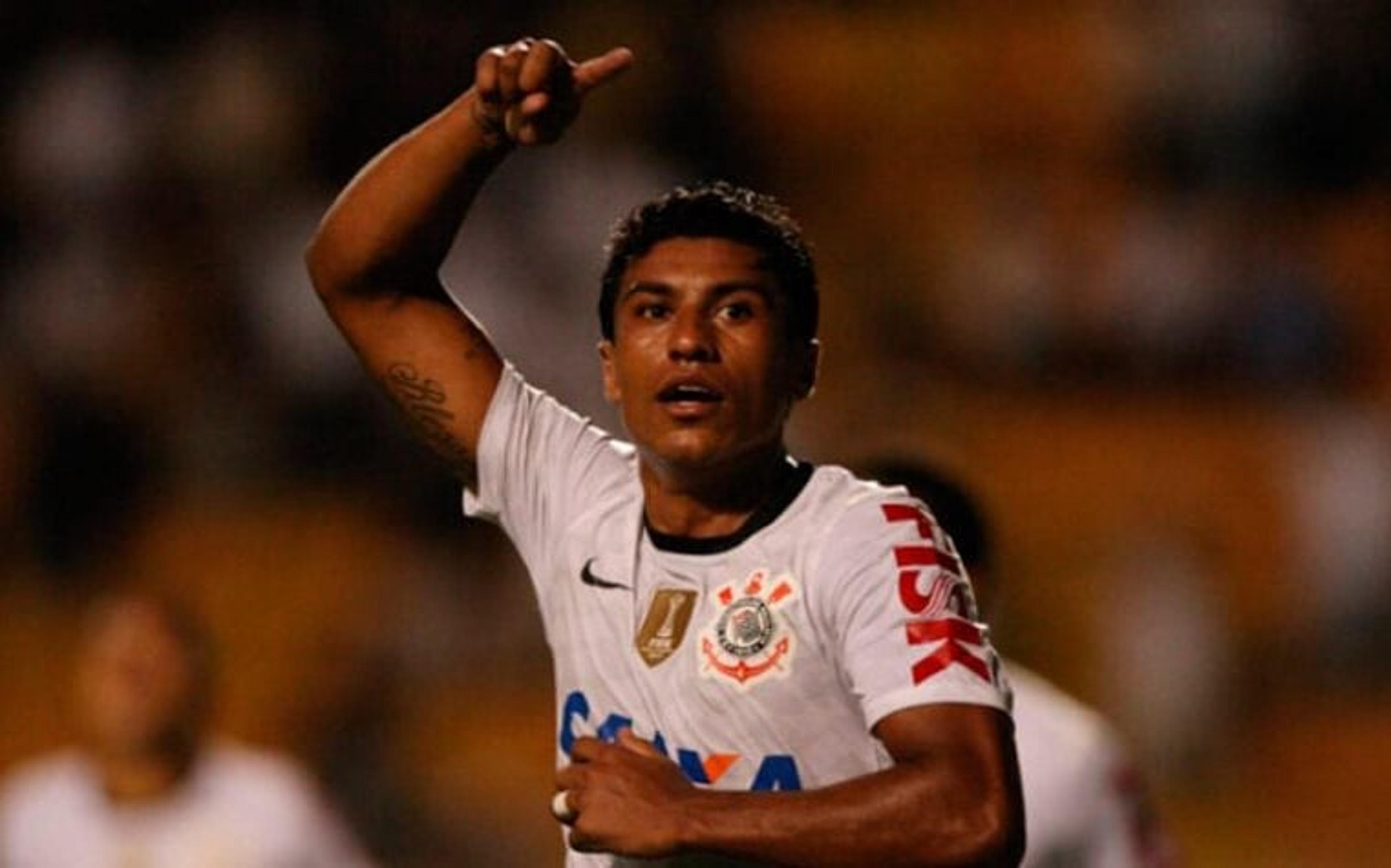 Paulinho se despede do futebol com gols e ex-companheiros de Corinthians e Seleção