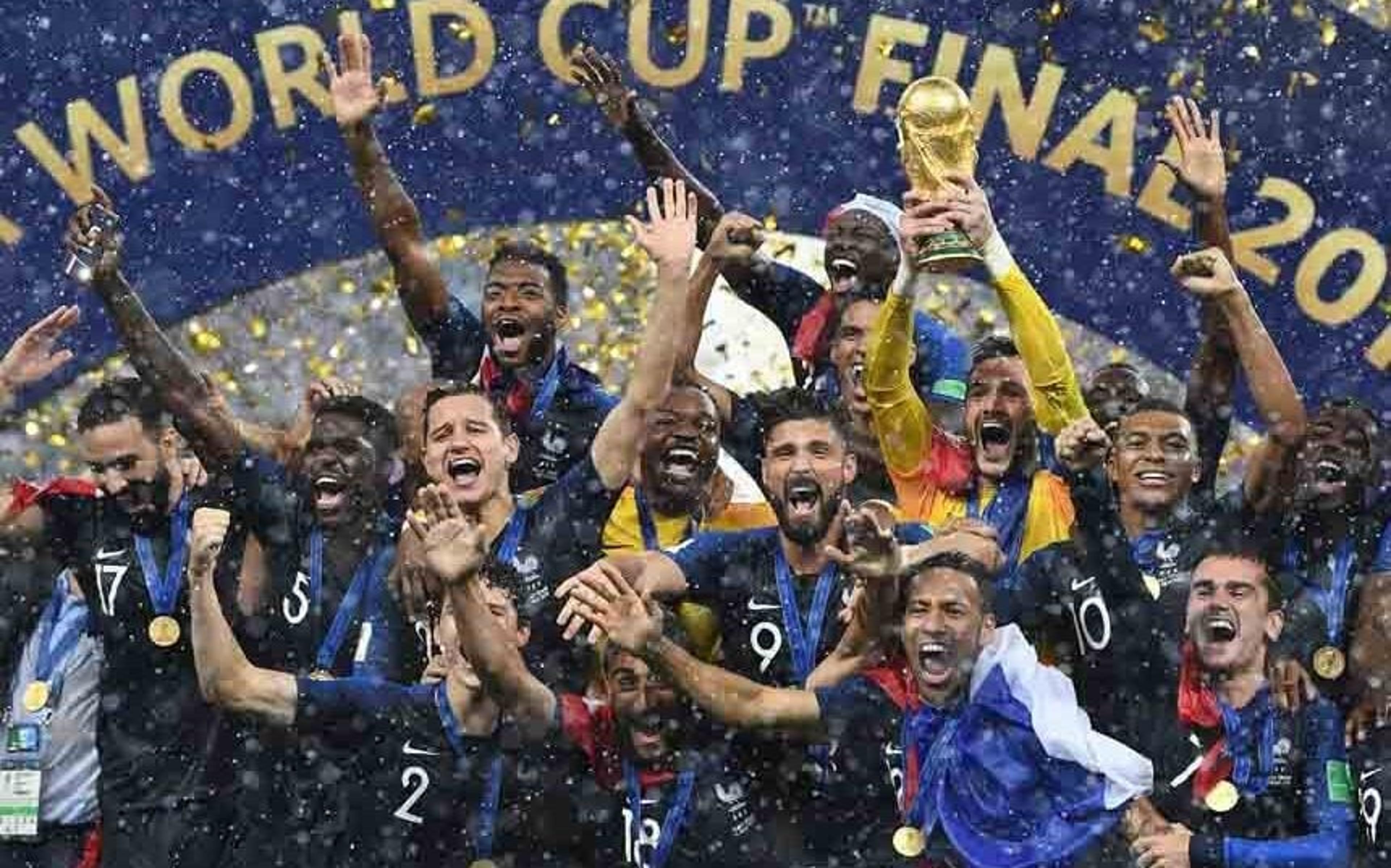 Campeão do mundo assiste jogo da Copa da França disfarçado na arquibancada