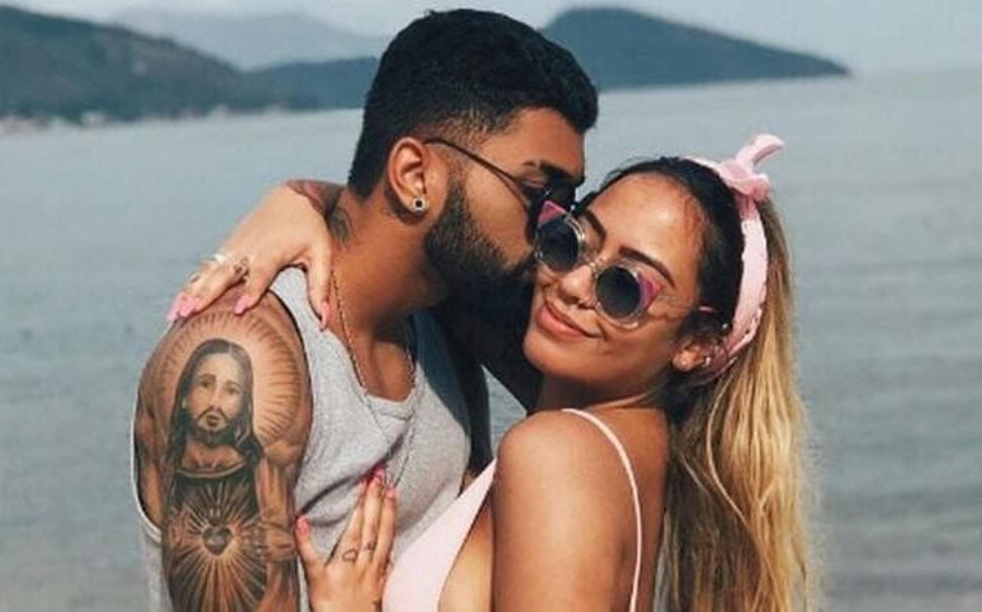 Oficial! Rafaella Santos posta foto aos beijos com Gabigol