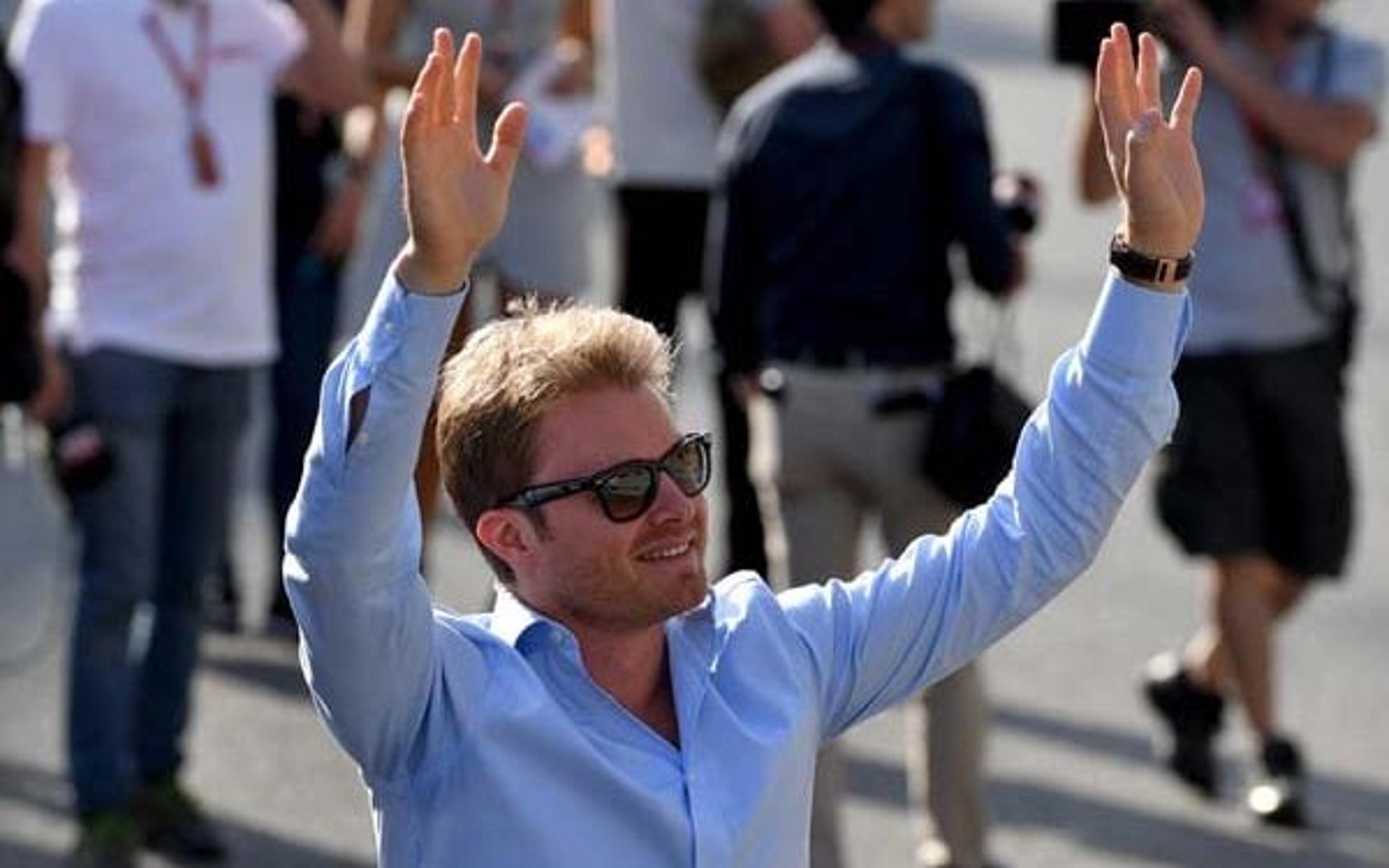 Rosberg critica traje vermelho de Hamilton em despedida da Mercedes: ‘Inadequado’