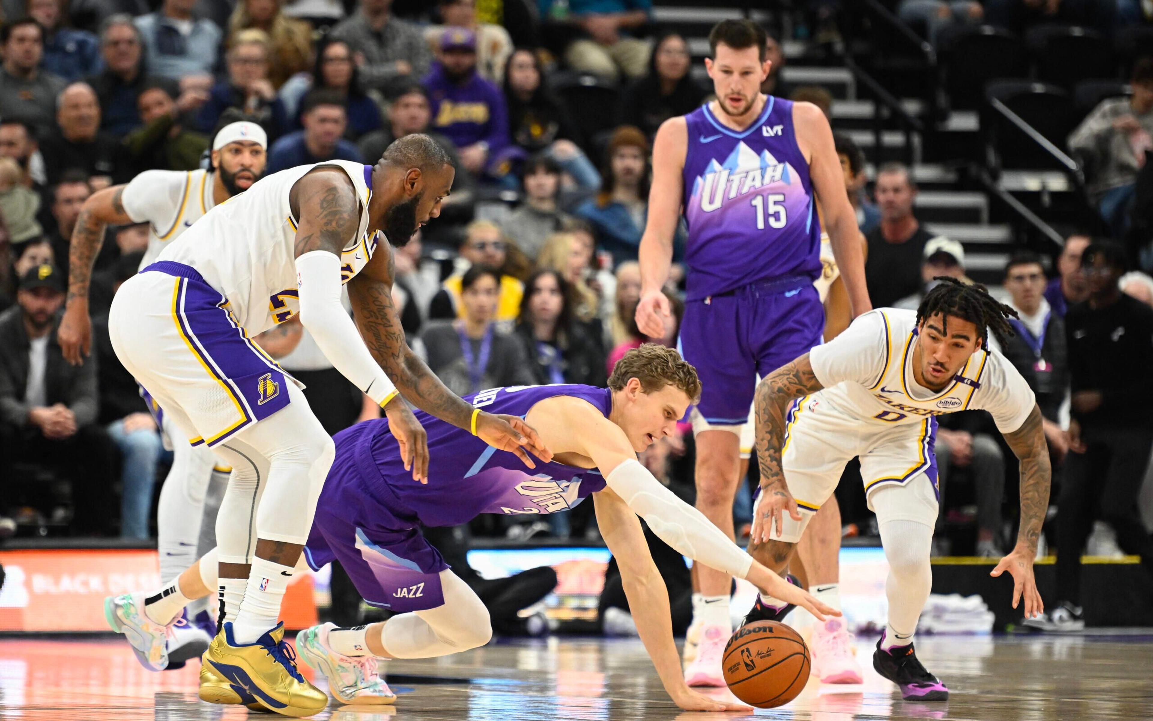 Técnico da NBA comete erro bizarro e dá vitória ao Lakers; veja