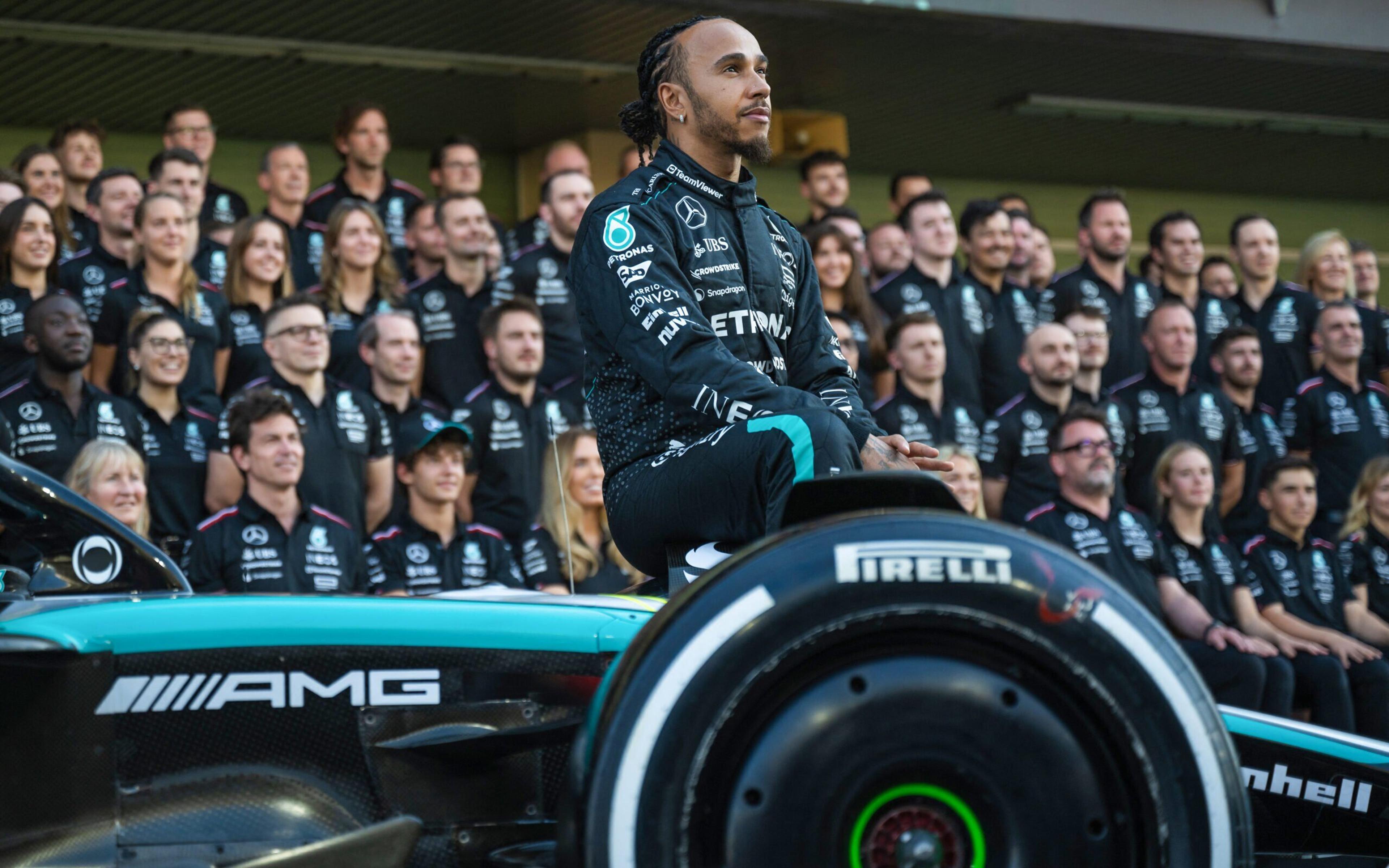 Hamilton avalia ritmo positivo e projeta Mercedes na briga por vitória em Abu Dhabi