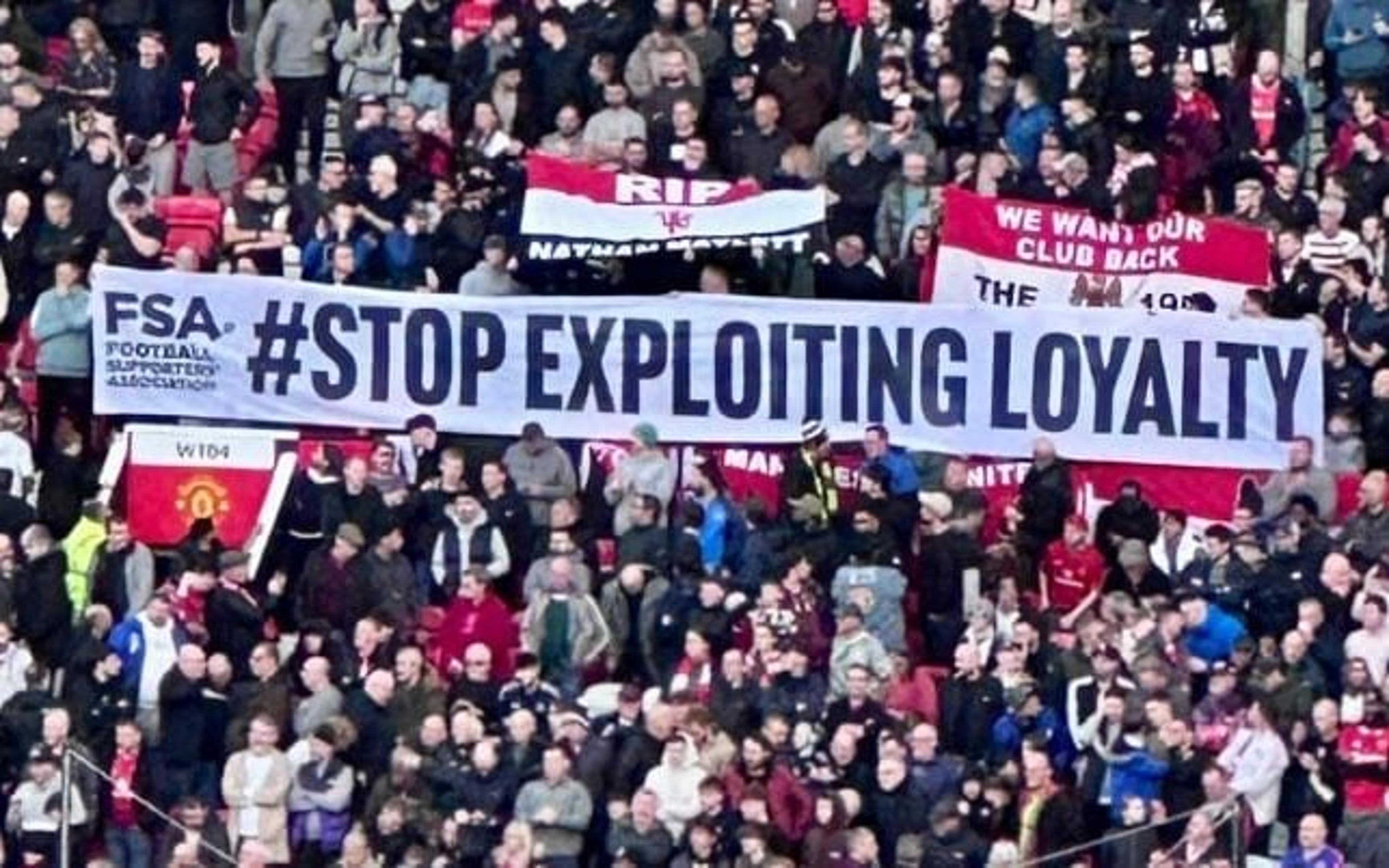 Torcedores de Manchester City, United e Liverpool se unem em protesto histórico