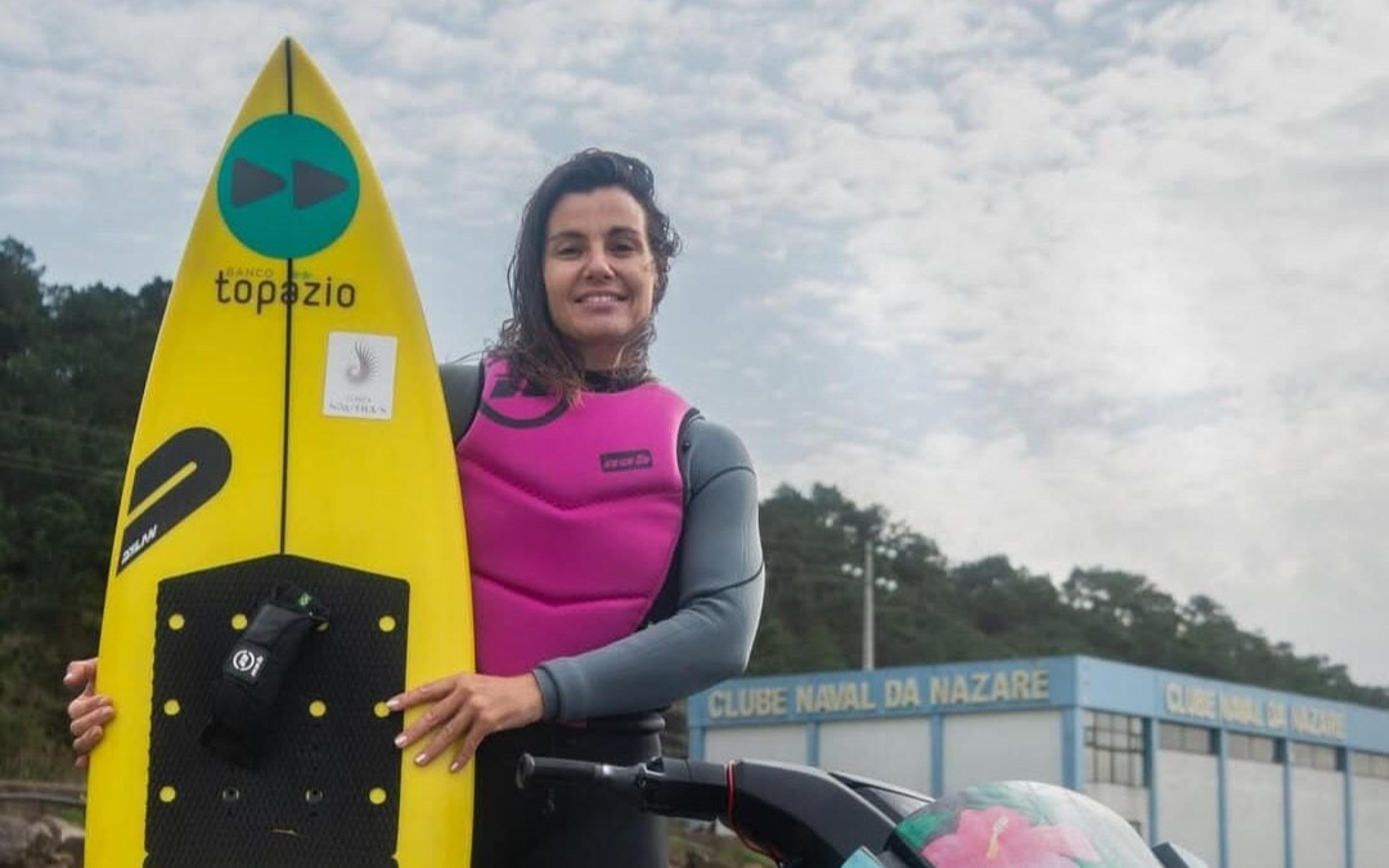 Brasileira surfa onda gigante que pode ser a maior de uma mulher em Jaws; veja imagens