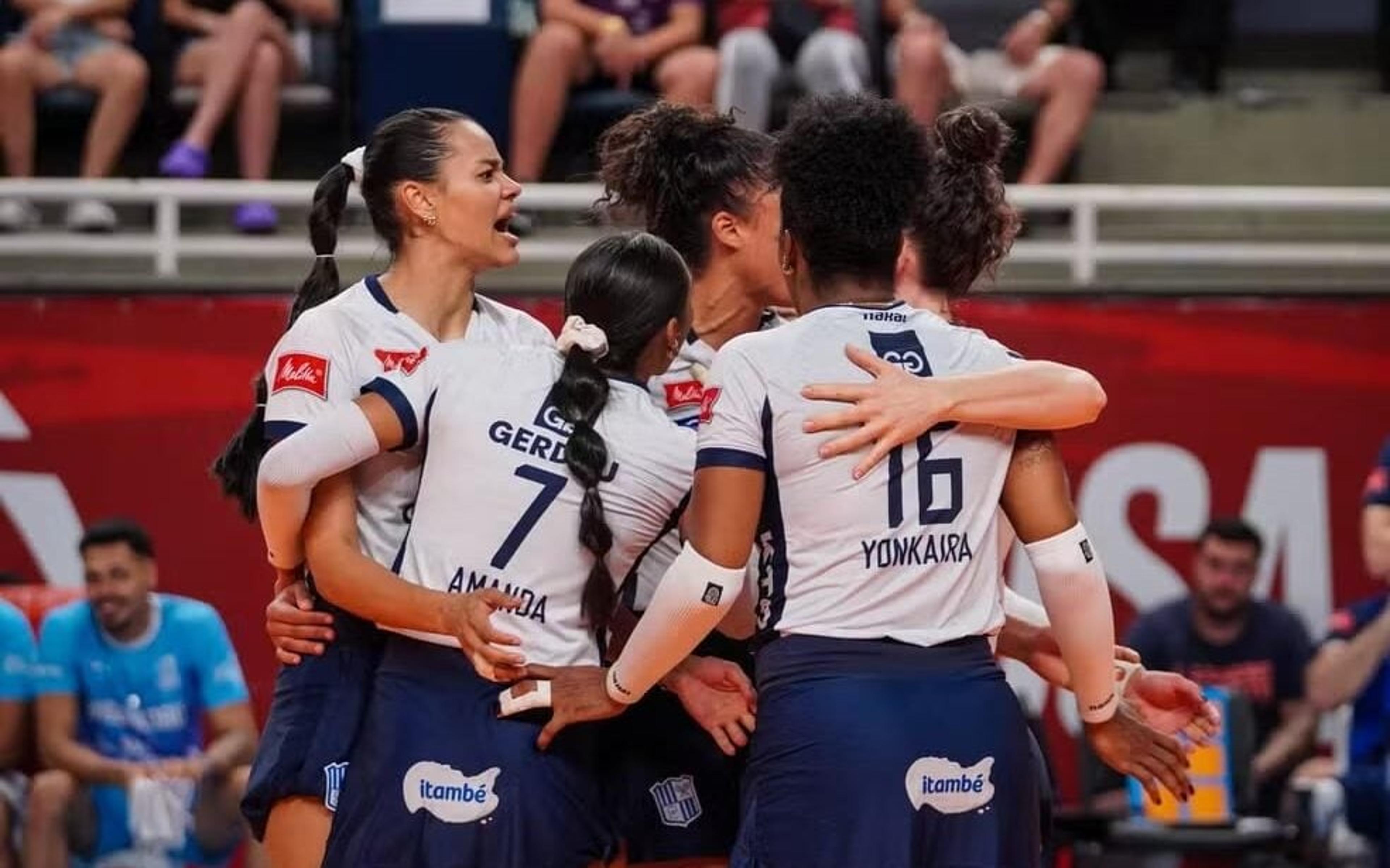 Jogadoras do Osasco brigam durante partida da Superliga Feminina de Vôlei