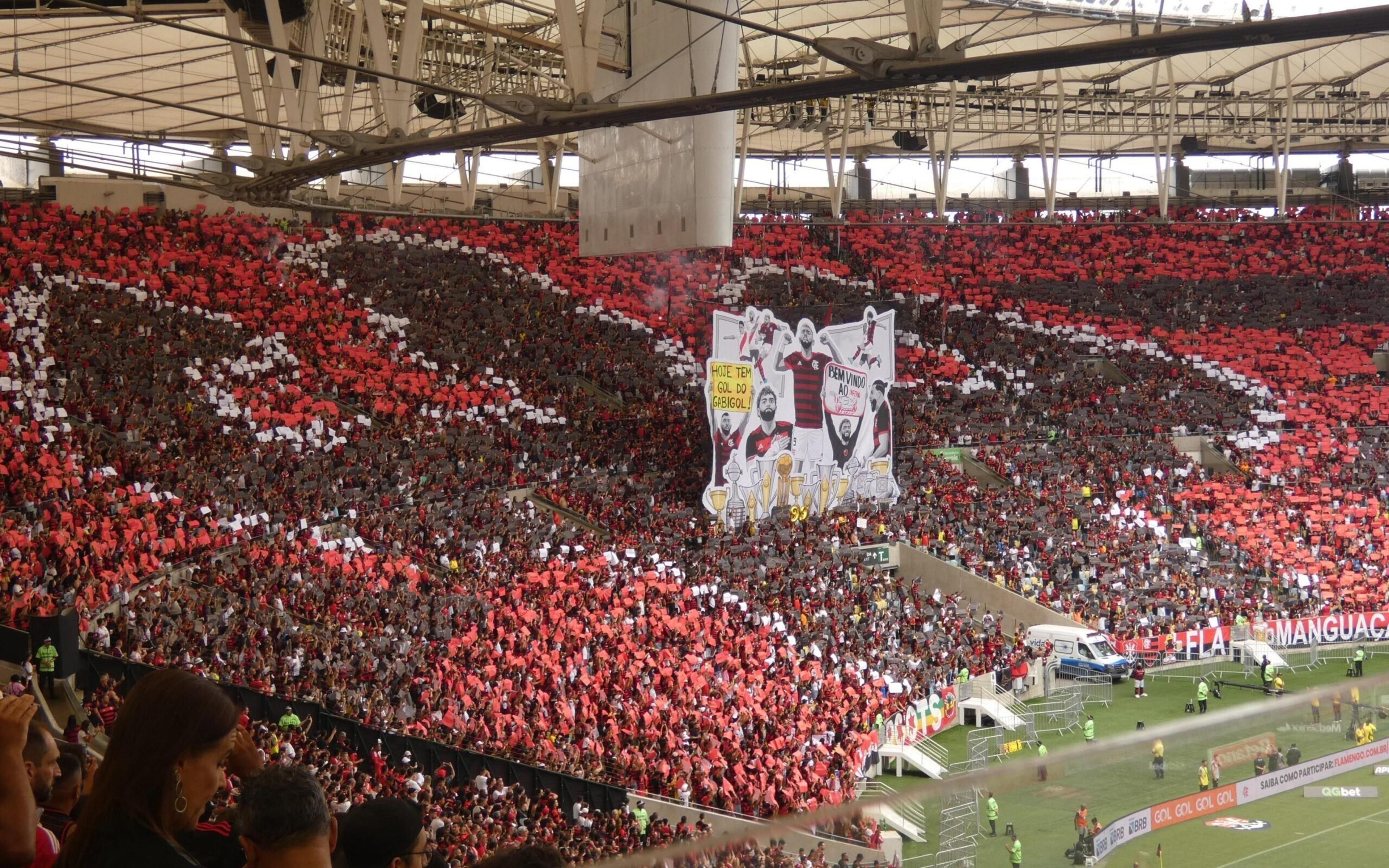 Torcida do Flamengo homenageia Gabigol com mosaico