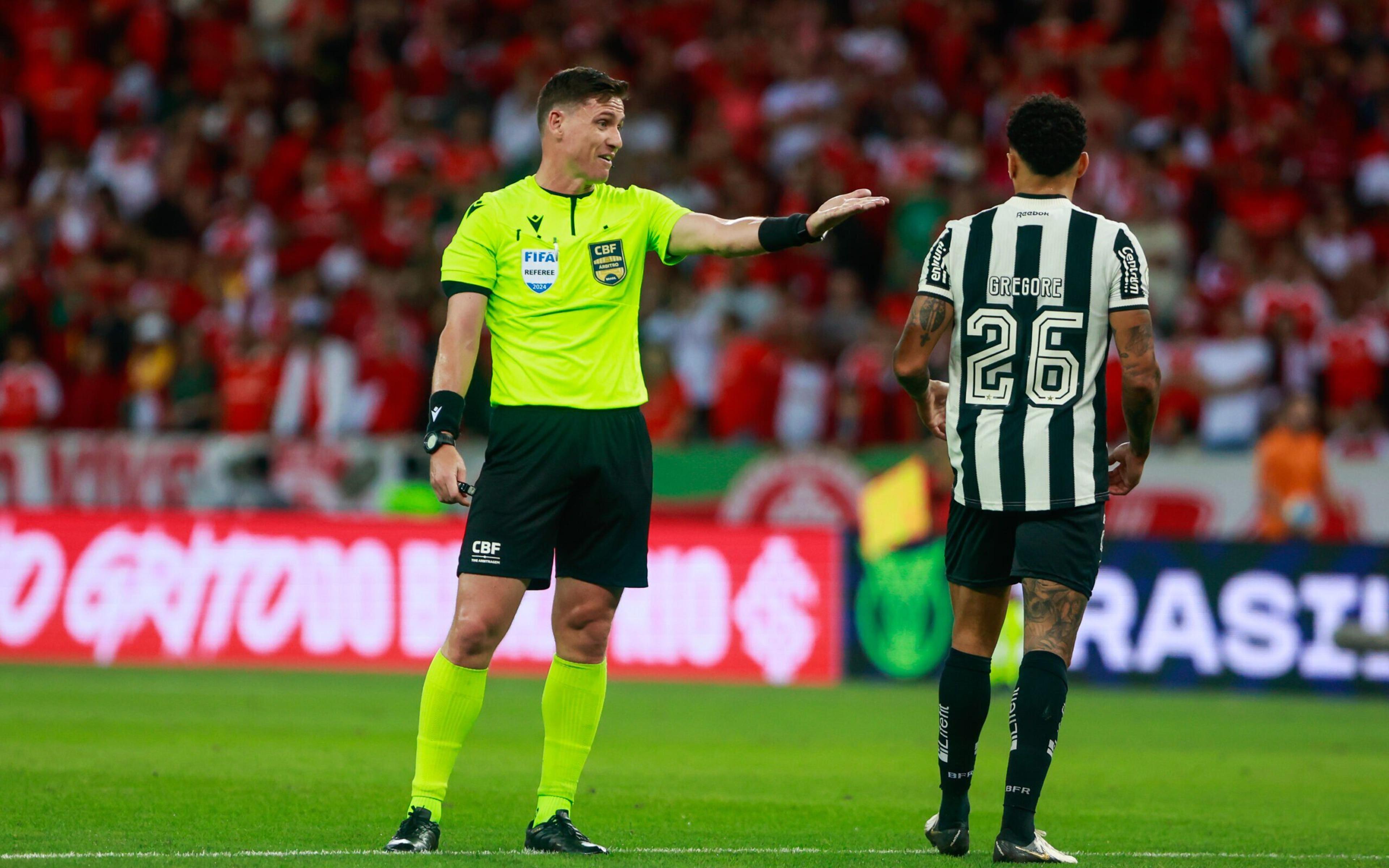 Especialista aponta erro capital da arbitragem em Internacional x Botafogo; veja