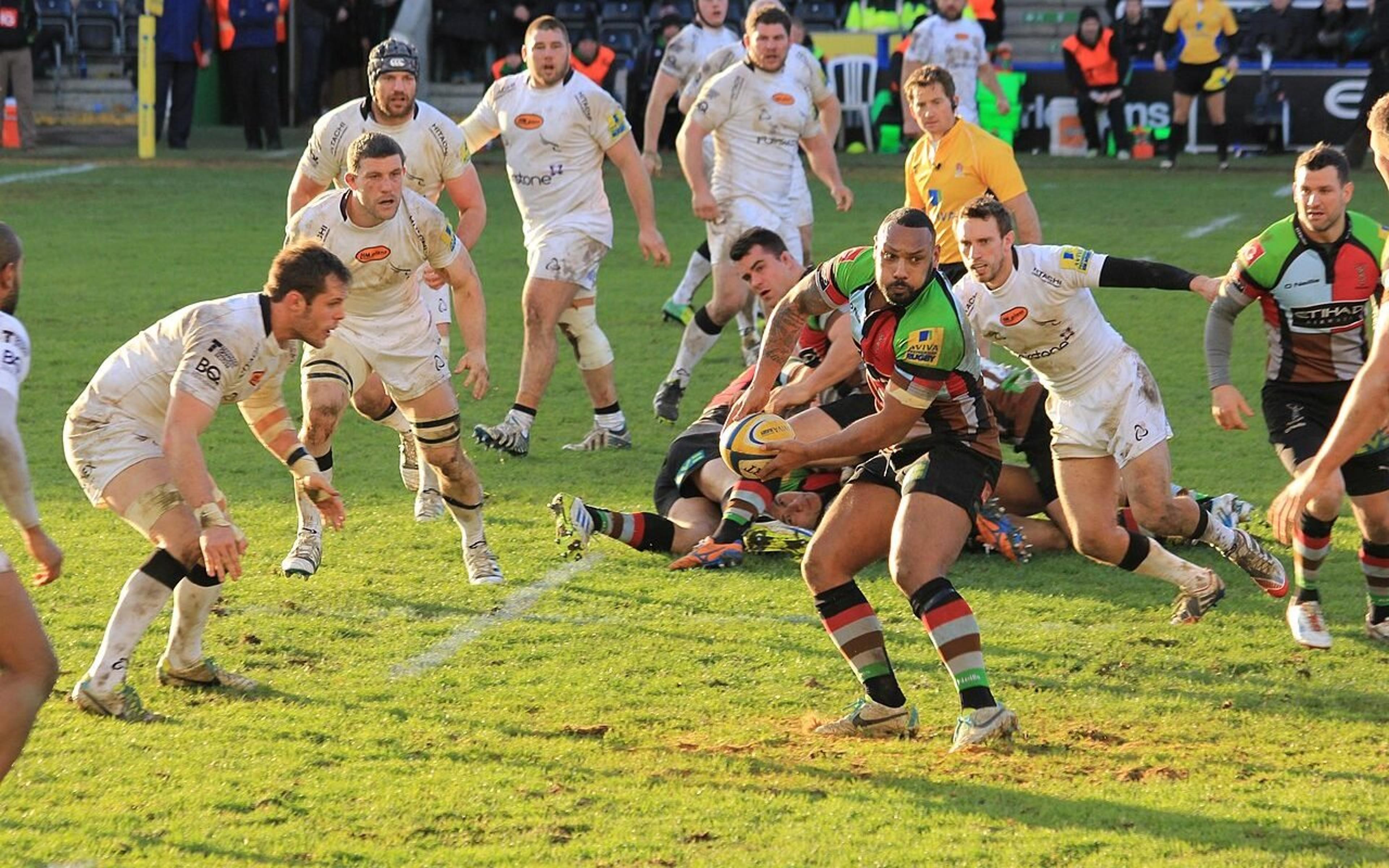 Bola para frente no rugby? Entenda a lógica da regra e a proibição