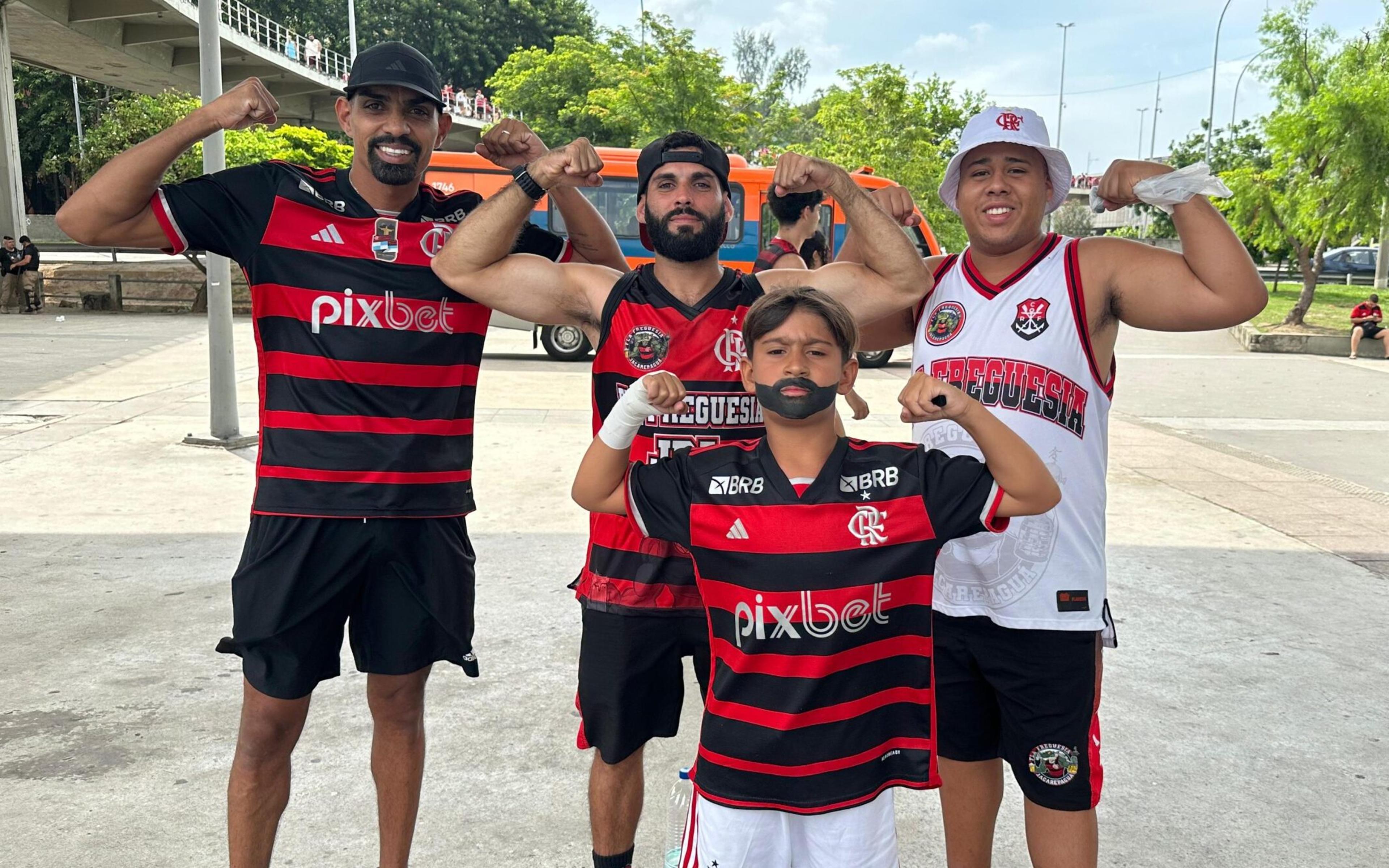 Torcedores do Flamengo fazem homenagem na despedida do Gabigol