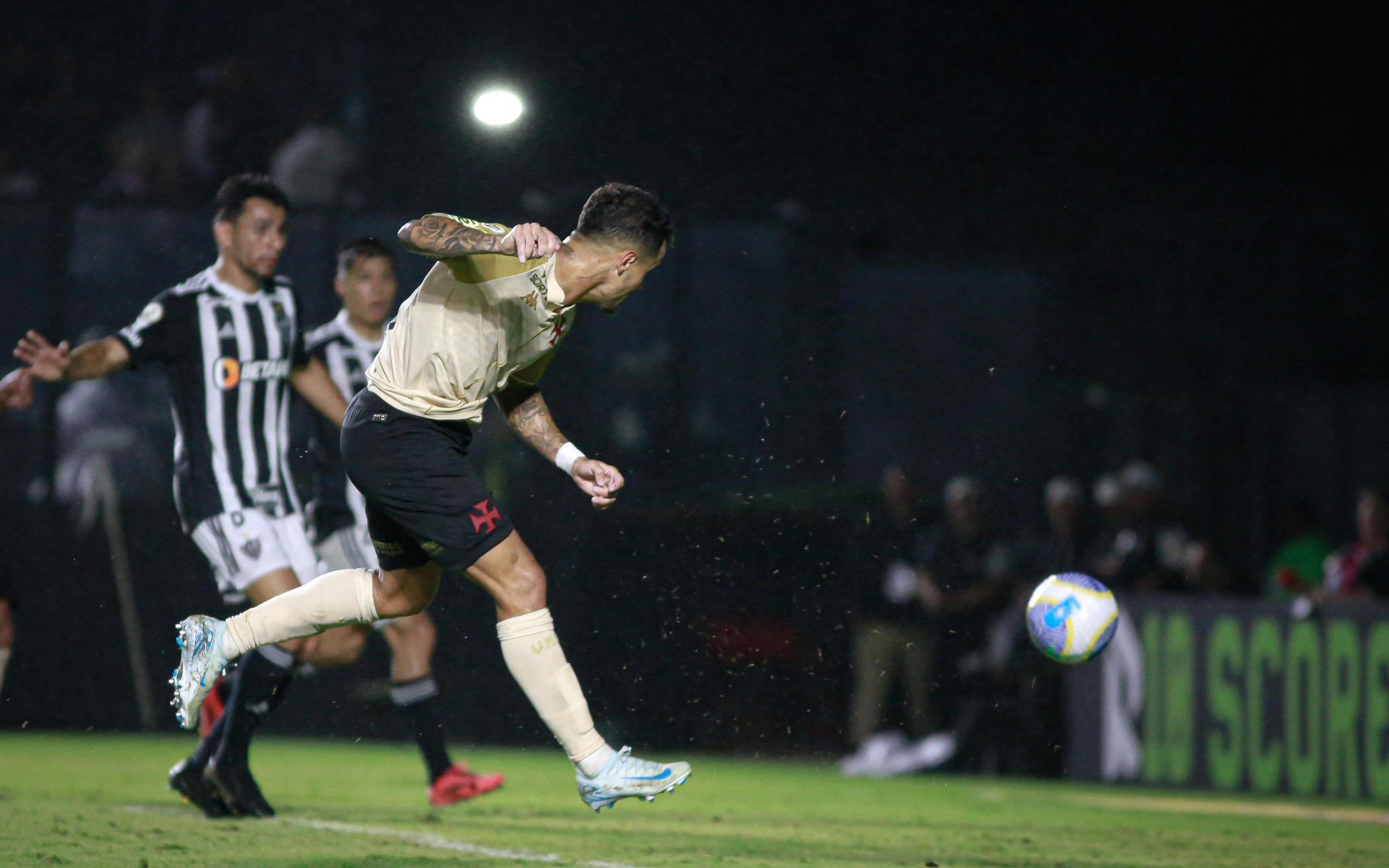 Coutinho brilha, Vasco supera o Atlético-MG e volta a vencer no Brasileirão