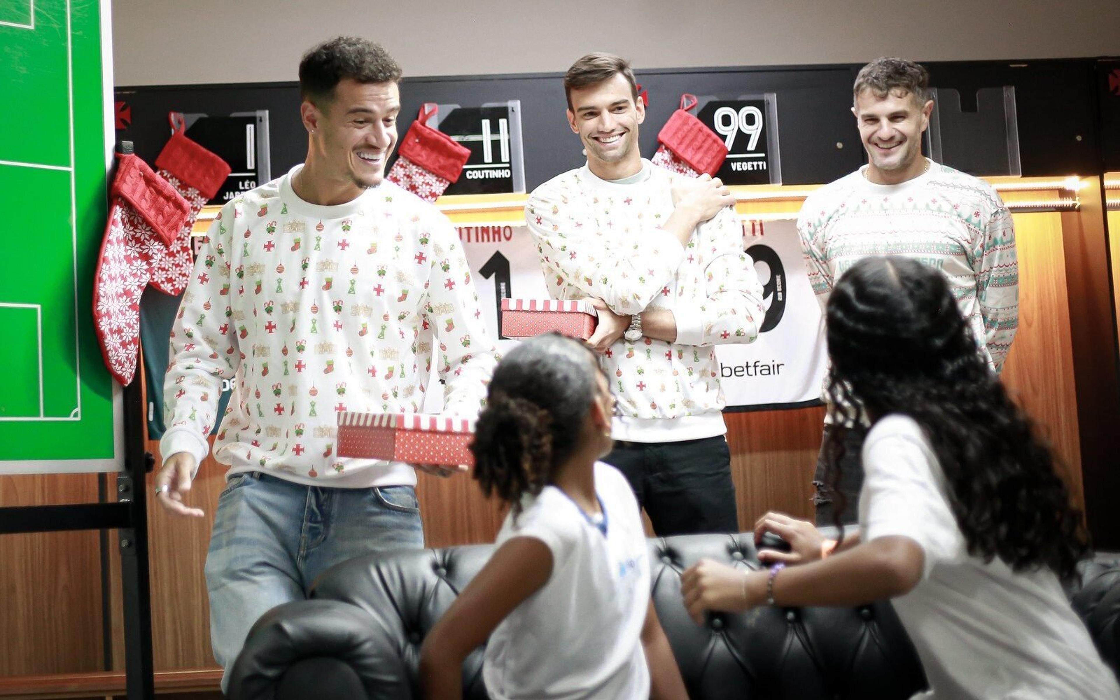 Clima natalino: jogadores do Vasco surpreendem e presenteiam crianças em São Januário