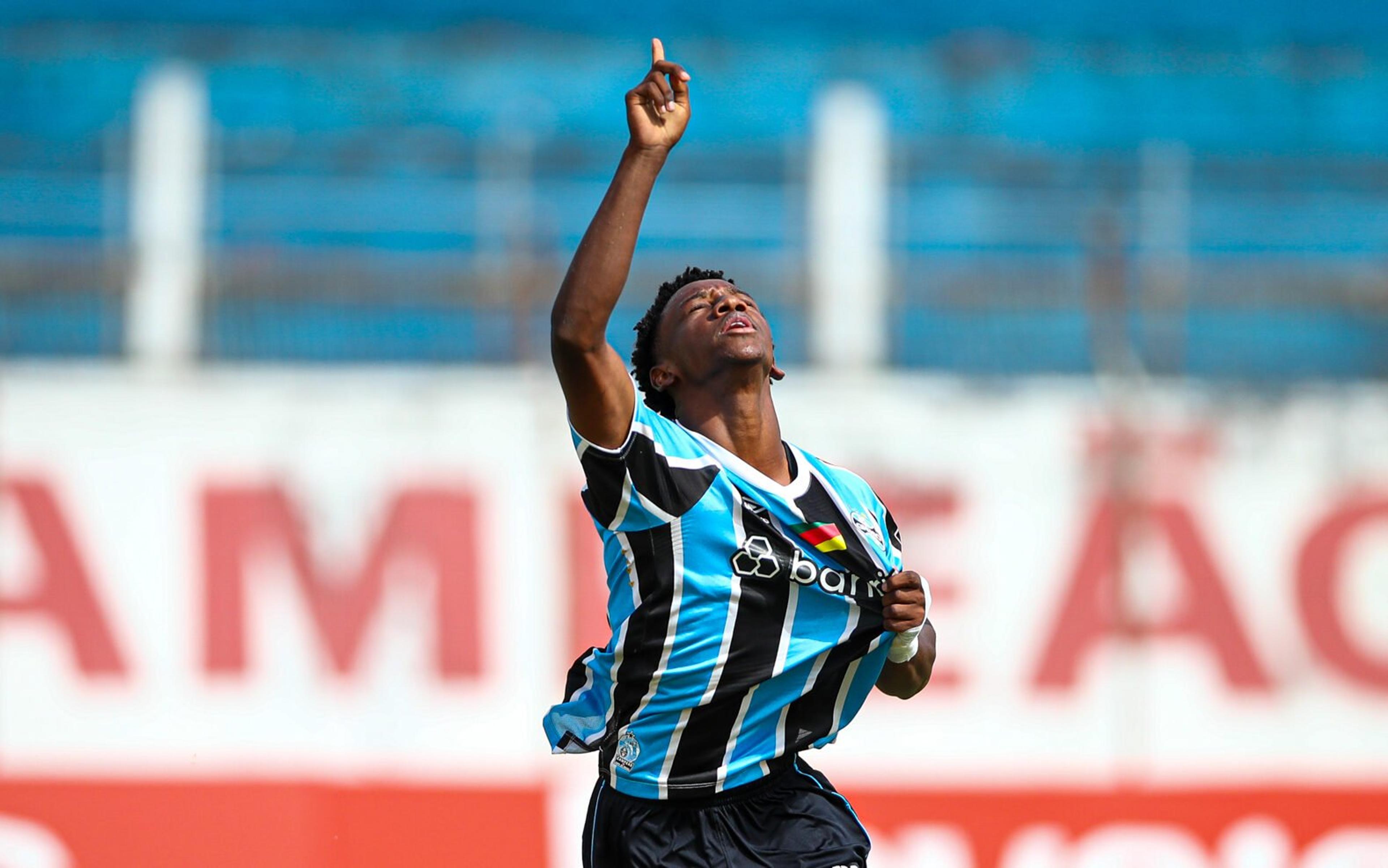 Gabriel Mec faz dois gols em seis minutos e torcedores do Grêmio reagem: ‘Gênio’