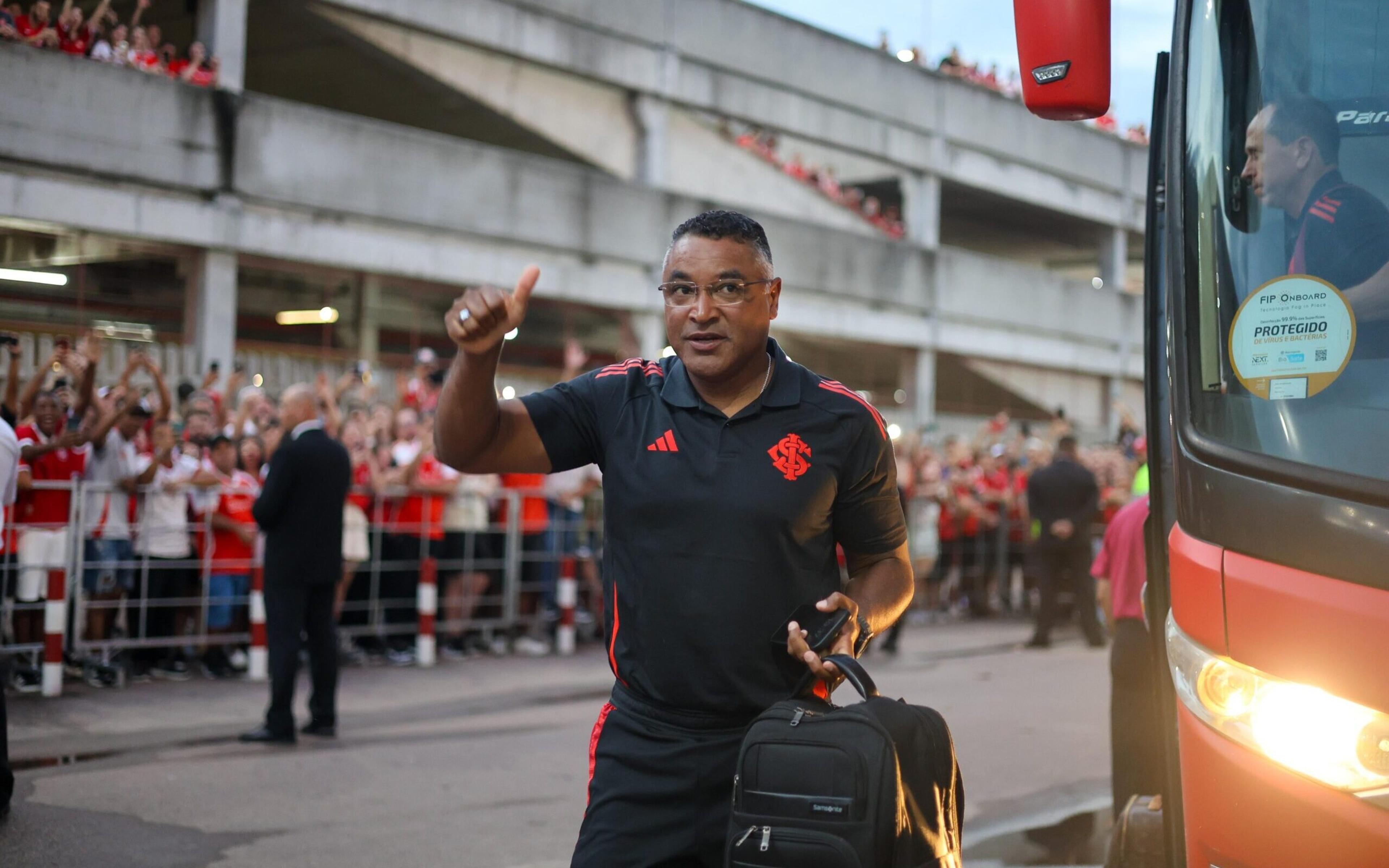 Roger Machado exalta atuação de lateral em vitória do Internacional: ‘Caso a ser estudado’